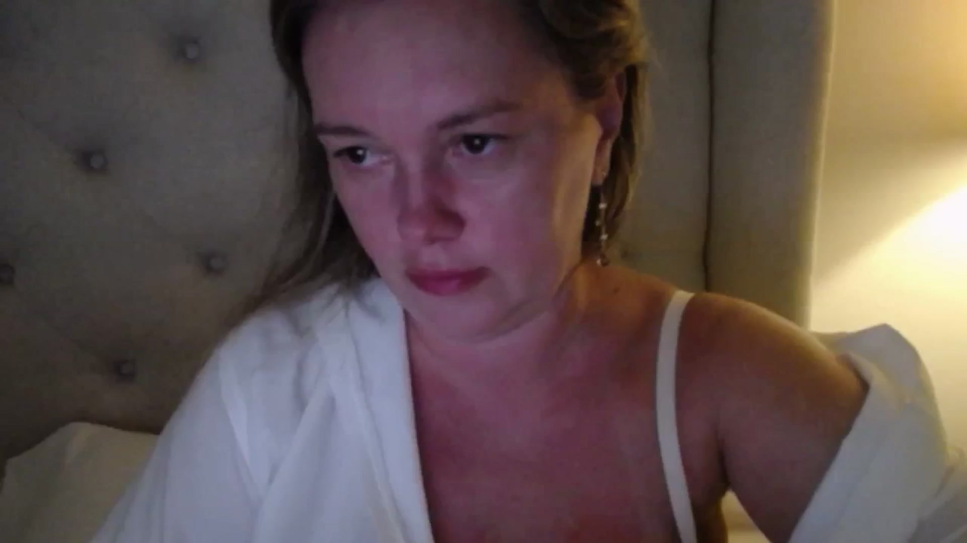 Gallery image thumbnail from J0llye's myfreecams stream on, 06/26/2025, 20:31 image 2 of 20