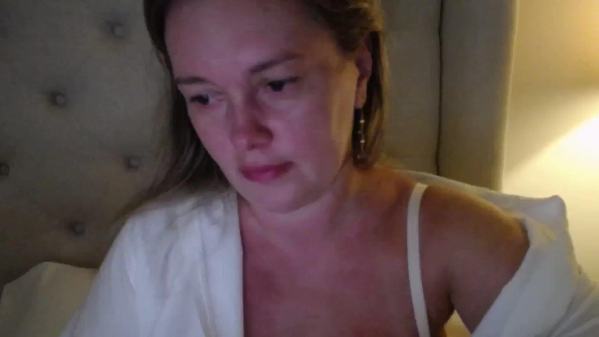 Gallery image thumbnail from J0llye's myfreecams stream on, 06/26/2025, 20:31 image 6 of 20