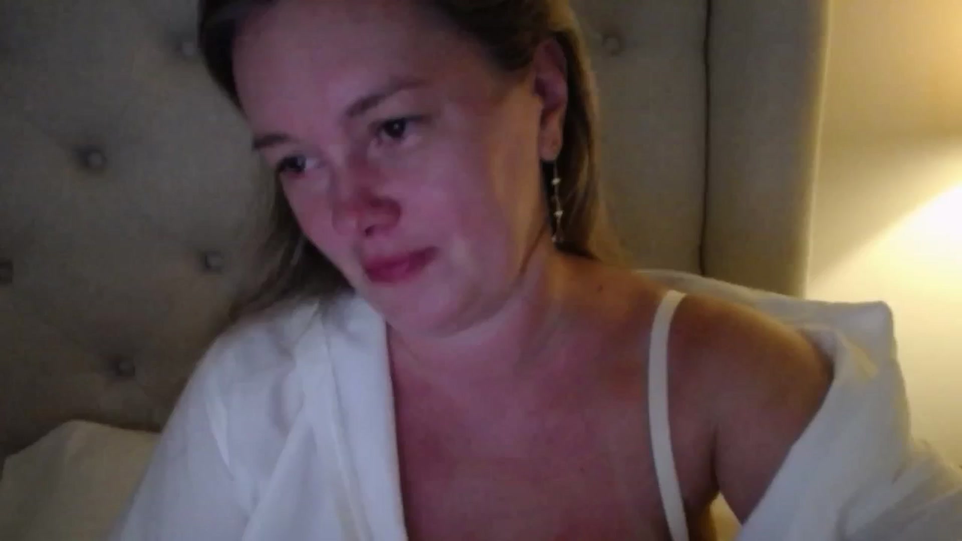 Gallery image thumbnail from J0llye's myfreecams stream on, 06/26/2025, 20:31 image 3 of 20