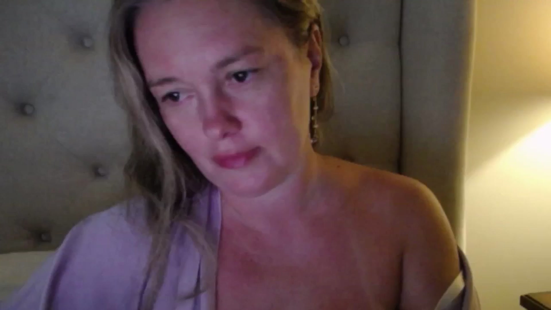 Gallery image thumbnail from J0llye's myfreecams stream on, 06/28/2025, 19:56 image 13 of 20