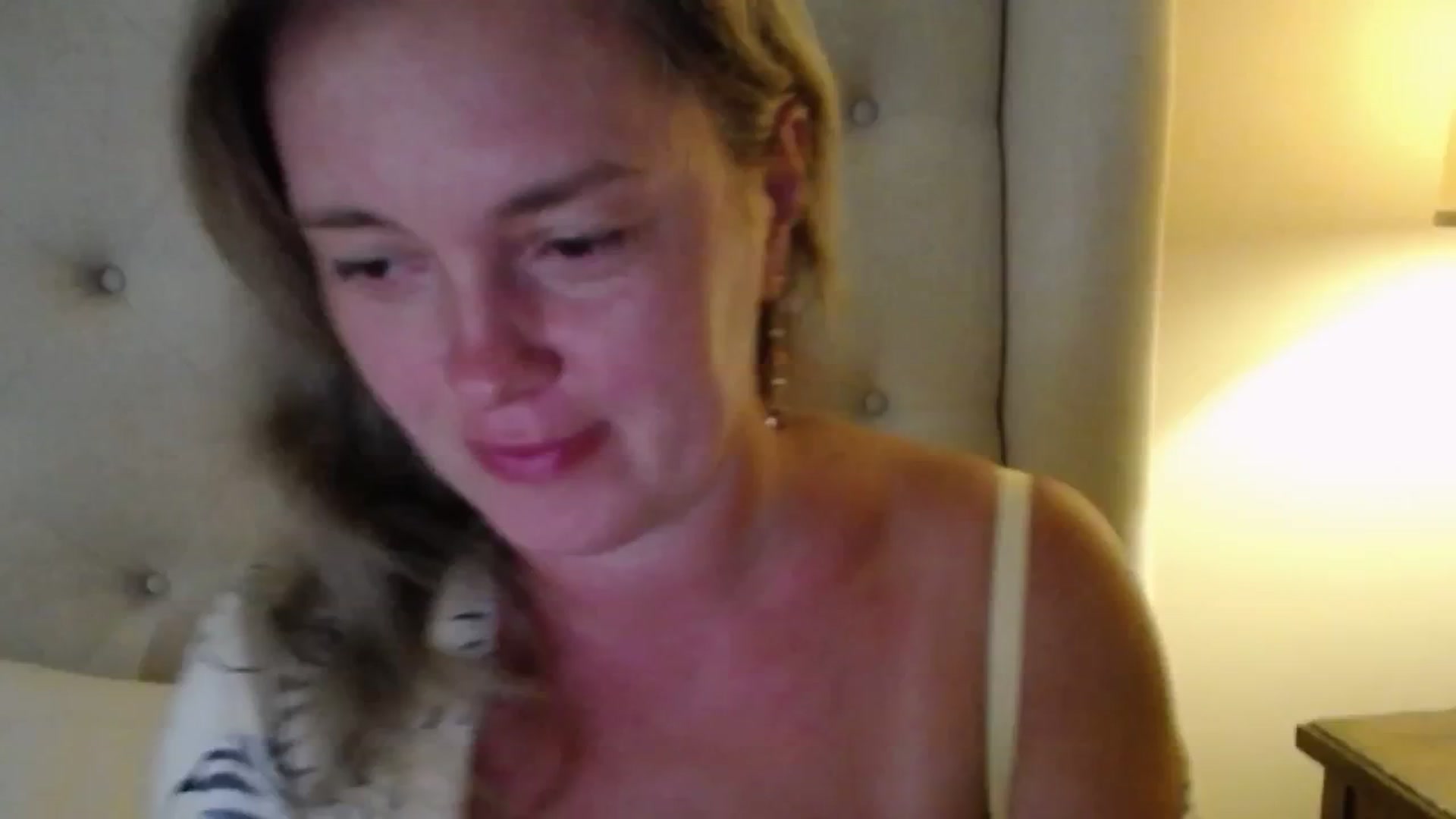 Gallery image thumbnail from J0llye's myfreecams stream on, 07/29/2025, 20:17 image 4 of 20