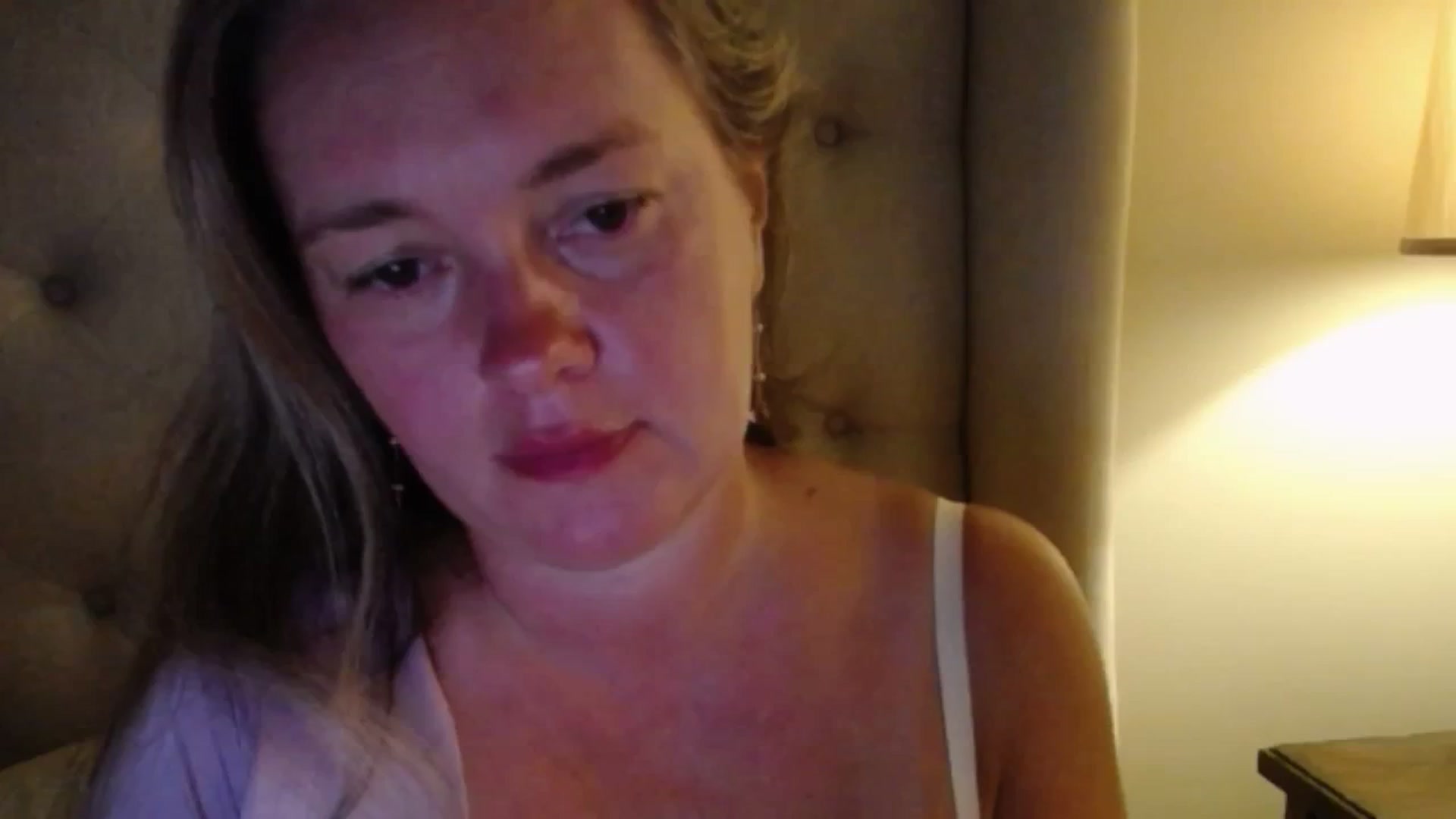 Gallery image thumbnail from J0llye's myfreecams stream on, 08/04/2025, 04:30 image 19 of 20