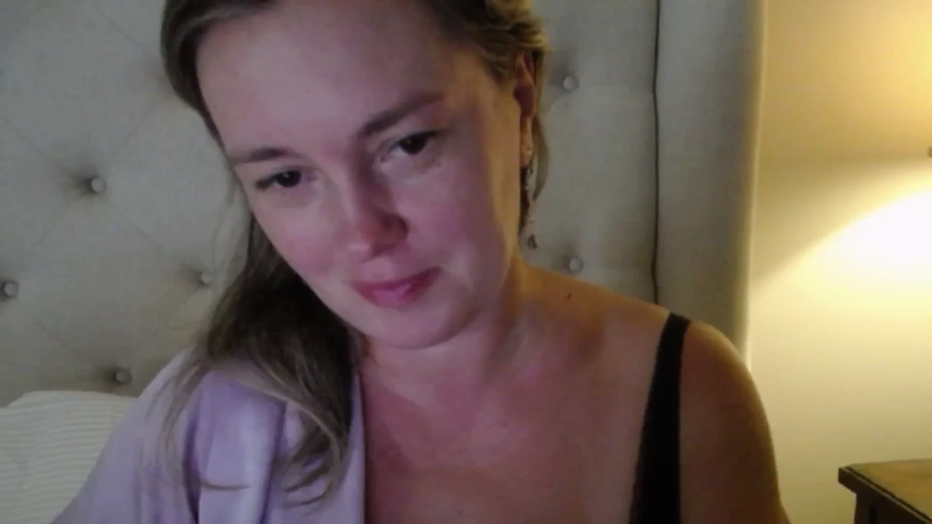 Gallery image thumbnail from J0llye's myfreecams stream on, 08/04/2025, 20:34 image 3 of 20