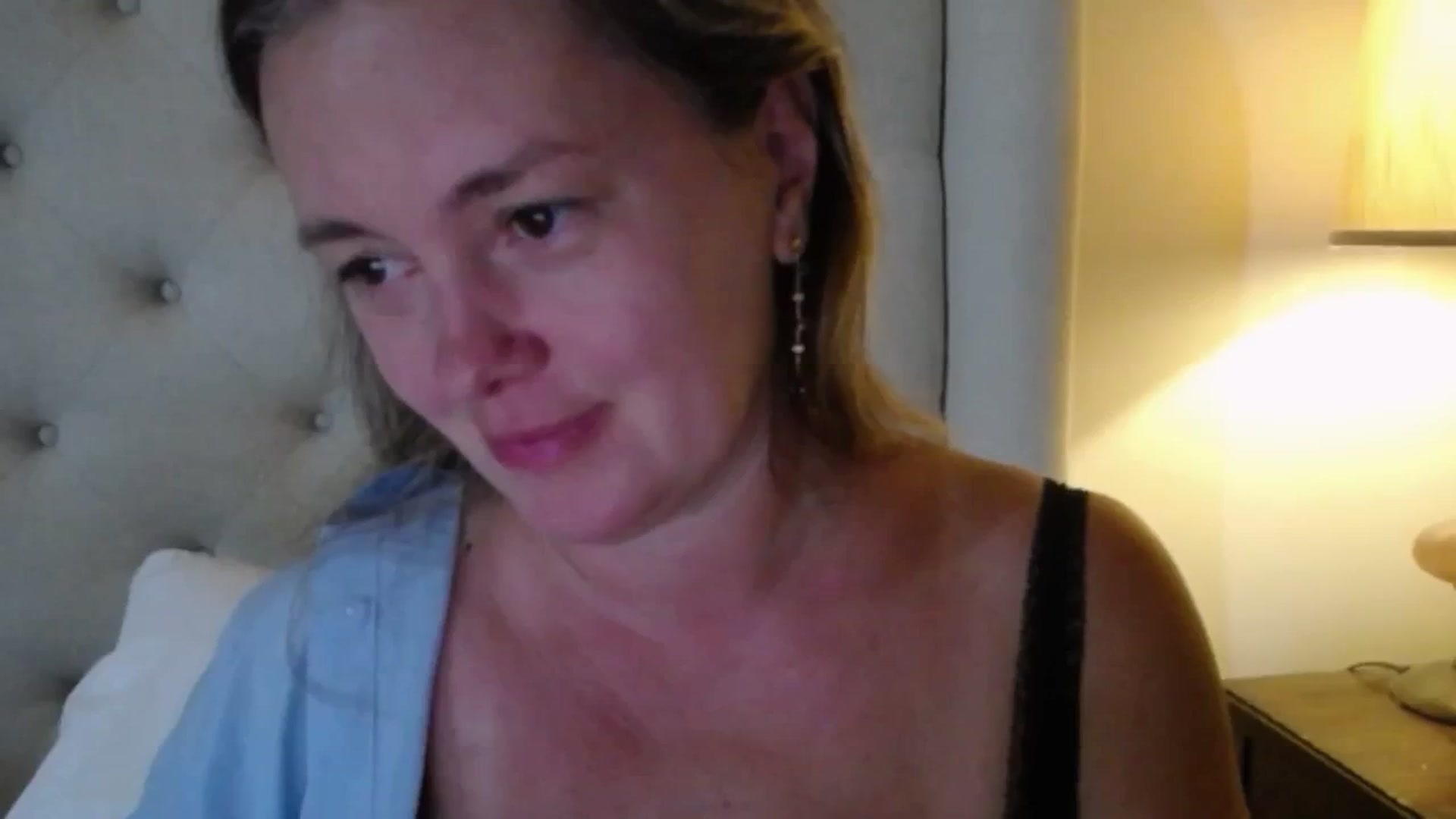 Gallery image thumbnail from J0llye's myfreecams stream on, 08/06/2025, 19:32 image 11 of 20