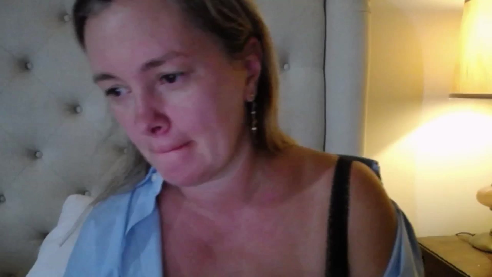 Gallery image thumbnail from J0llye's myfreecams stream on, 08/06/2025, 19:32 image 1 of 20