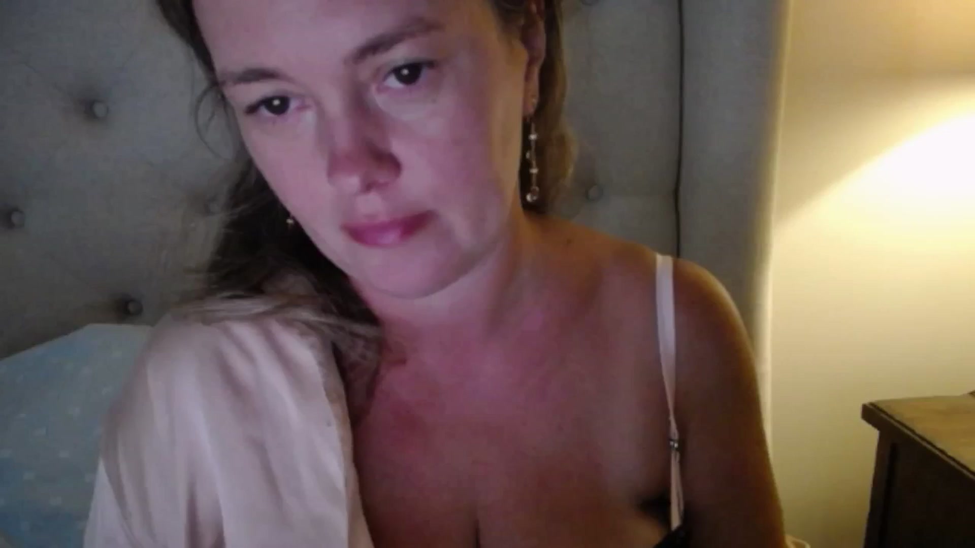 Gallery image thumbnail from J0llye's myfreecams stream on, 08/07/2025, 20:10 image 4 of 20