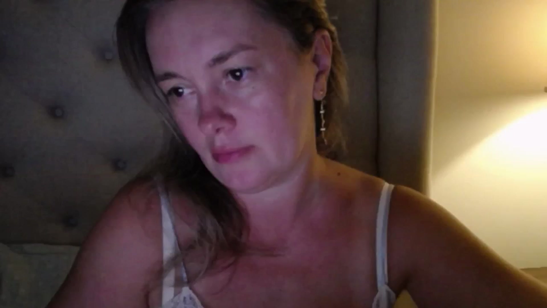 Gallery image thumbnail from J0llye's myfreecams stream on, 08/10/2025, 20:00 image 4 of 20