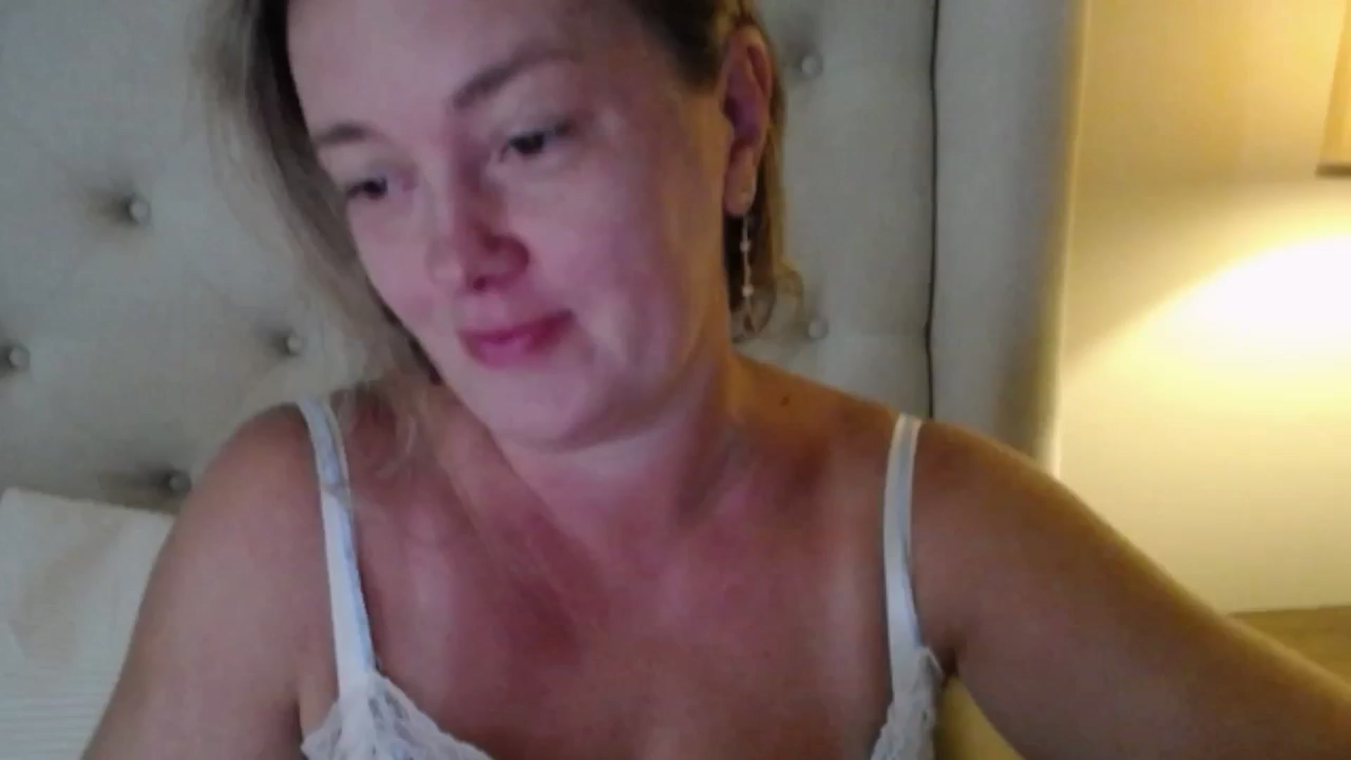 Gallery image thumbnail from J0llye's myfreecams stream on, 08/12/2025, 19:08 image 16 of 20