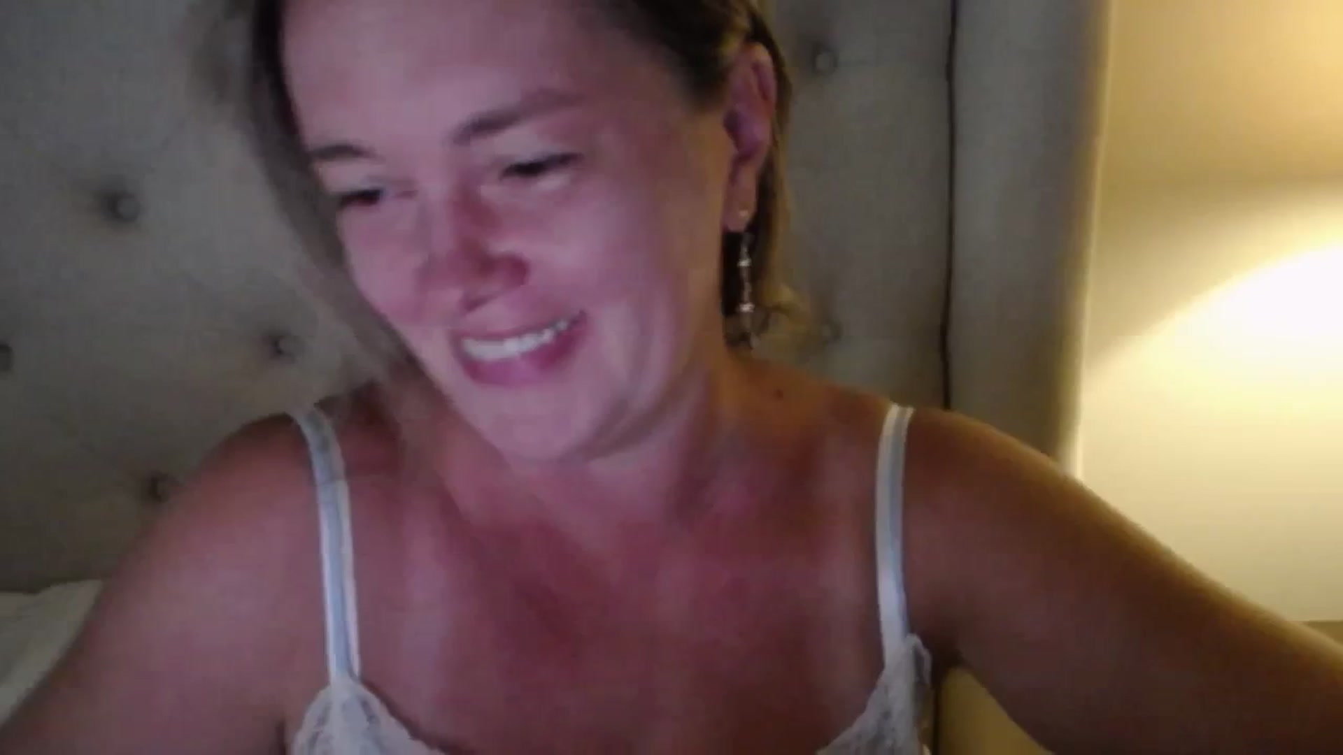 Gallery image thumbnail from J0llye's myfreecams stream on, 08/12/2025, 20:00 image 15 of 20
