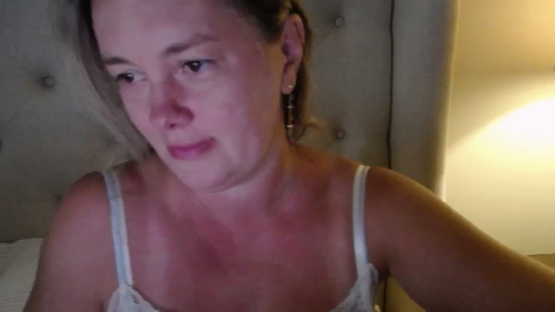 Gallery image thumbnail from J0llye's myfreecams stream on, 08/12/2025, 20:00 image 14 of 20