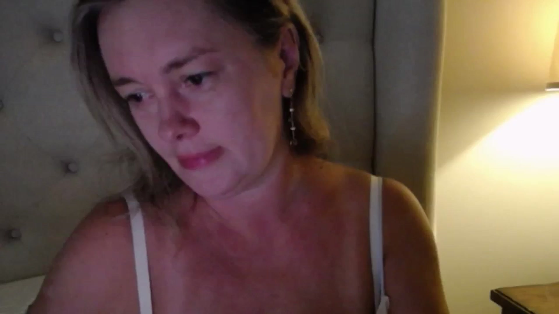 Gallery image thumbnail from J0llye's myfreecams stream on, 08/15/2025, 20:21 image 18 of 20