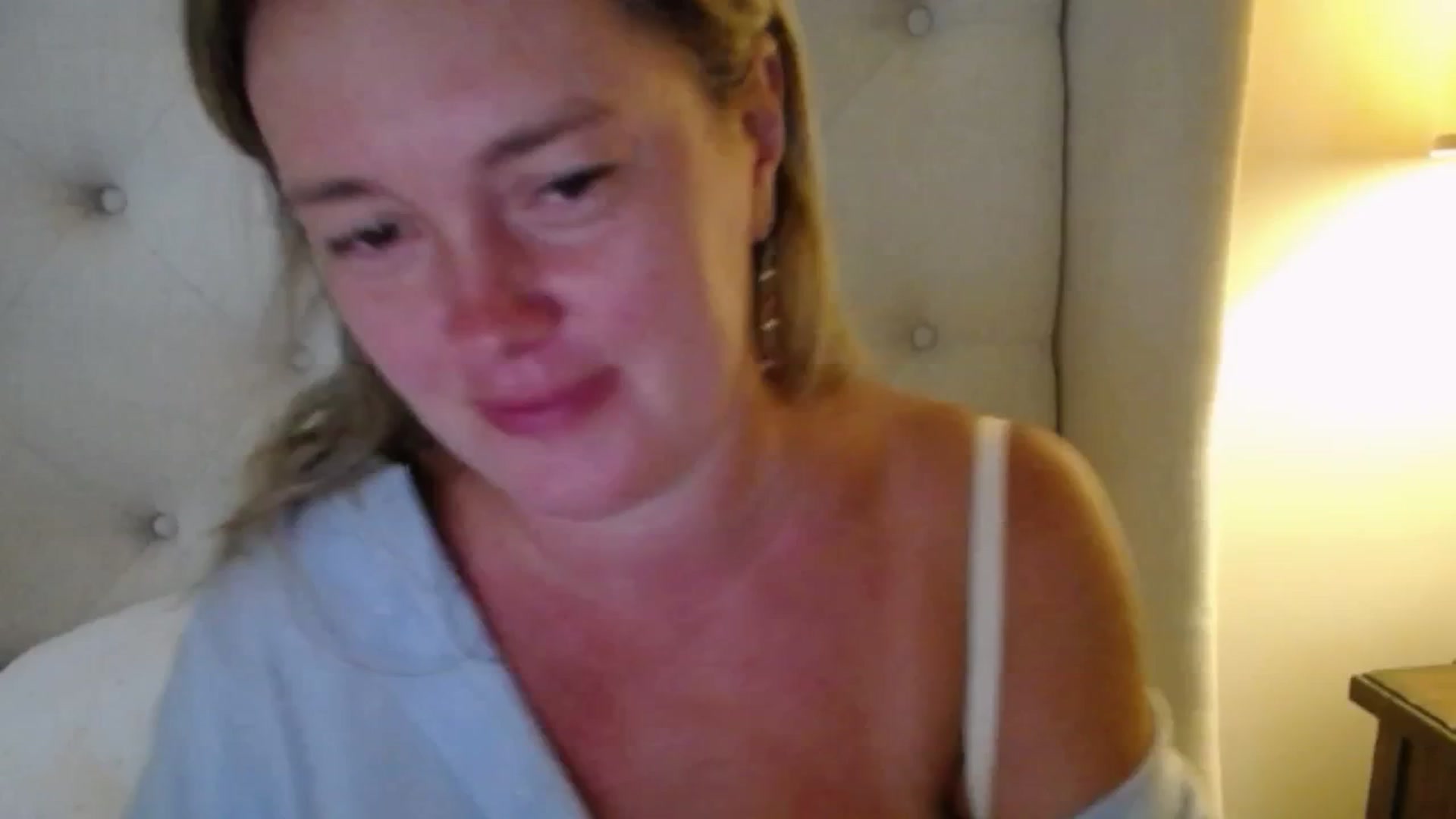 Gallery image thumbnail from J0llye's myfreecams stream on, 08/19/2025, 19:06 image 11 of 20