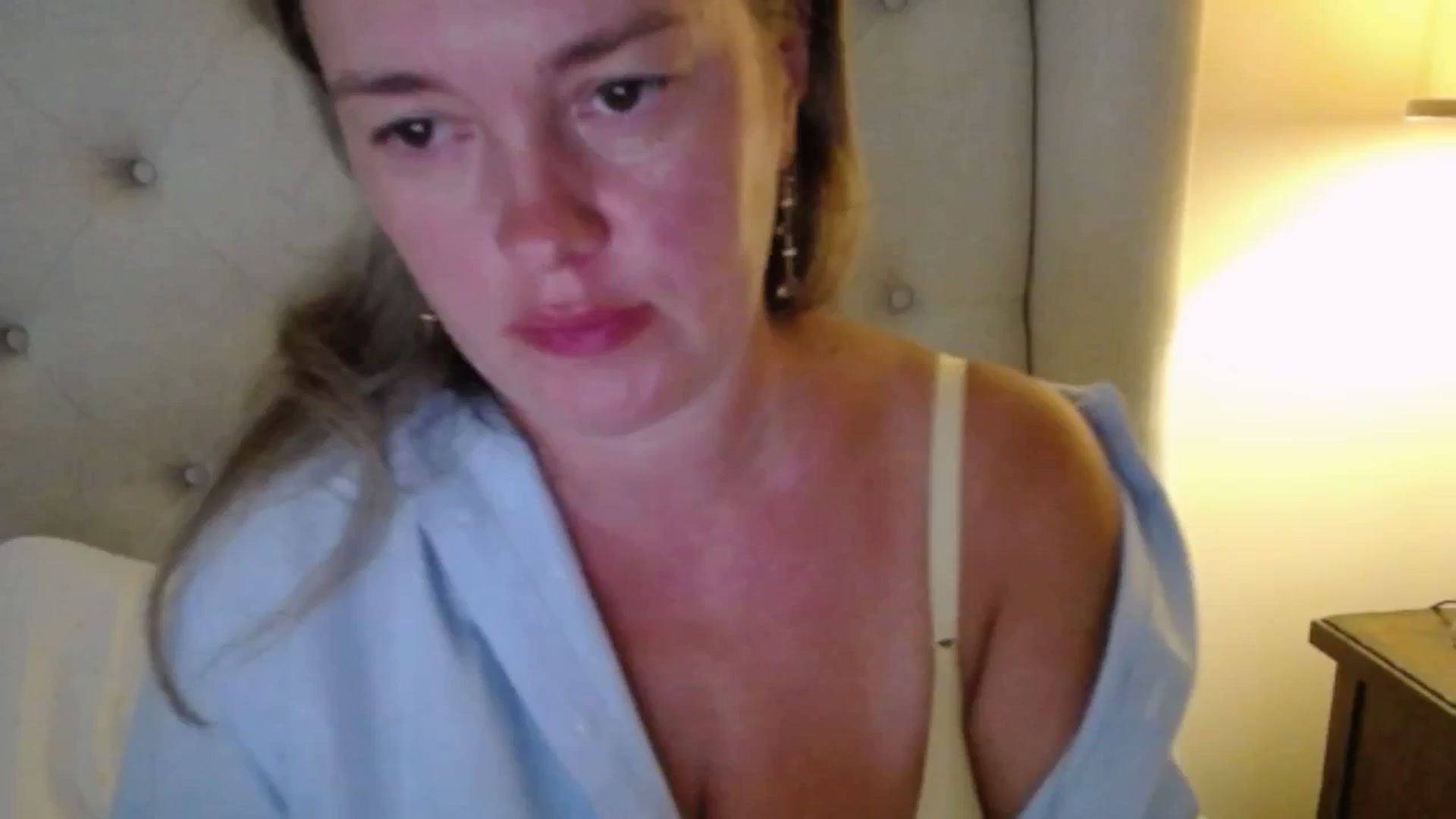 Gallery image thumbnail from J0llye's myfreecams stream on, 08/26/2025, 19:05 image 1 of 20
