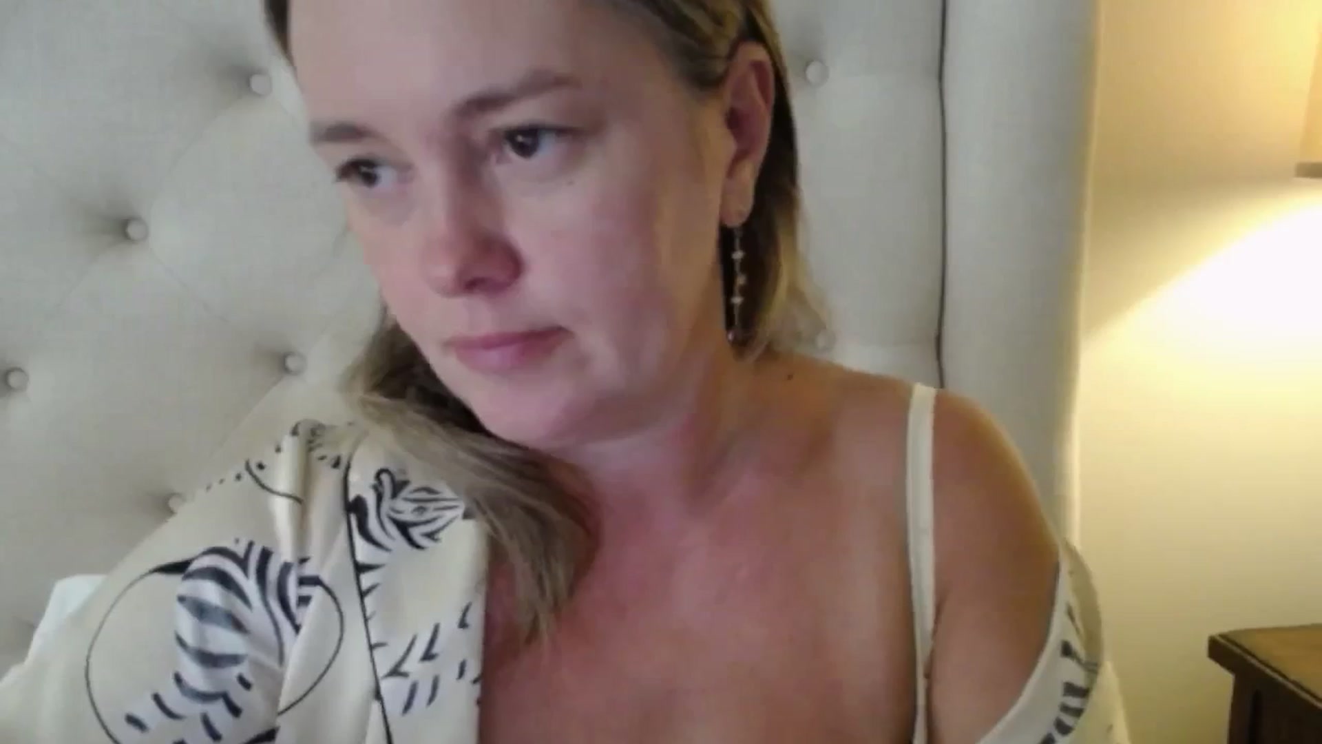 Gallery image thumbnail from J0llye's myfreecams stream on, 08/27/2025, 15:49 image 7 of 20