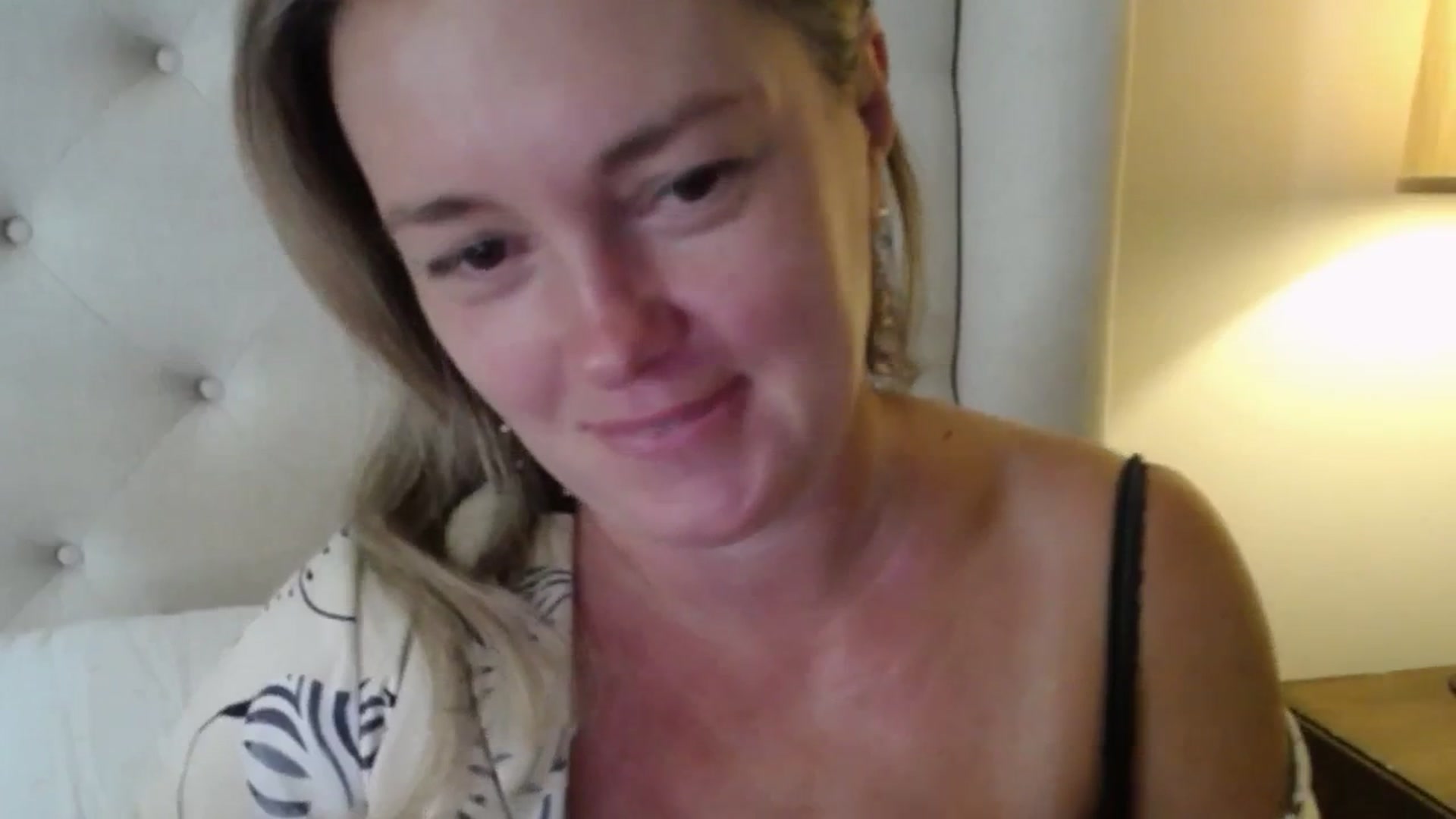 Gallery image thumbnail from J0llye's myfreecams stream on, 08/29/2025, 15:35 image 16 of 20