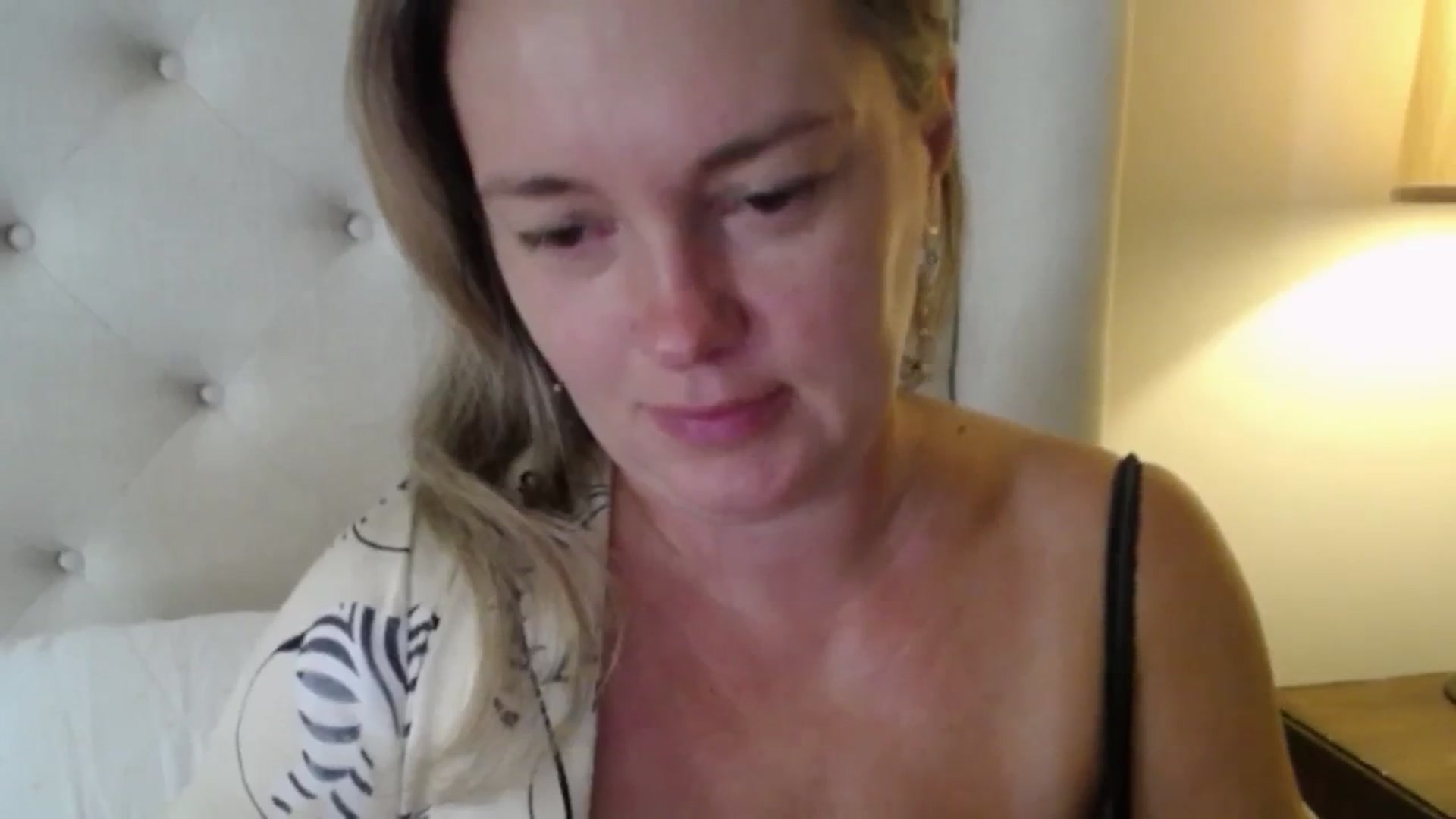 Gallery image thumbnail from J0llye's myfreecams stream on, 08/29/2025, 15:35 image 12 of 20