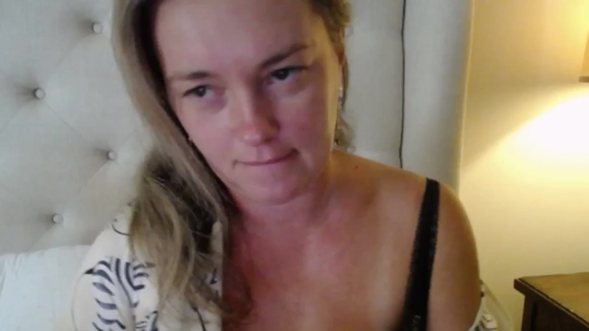 Gallery image thumbnail from J0llye's myfreecams stream on, 08/29/2025, 16:14 image 4 of 20