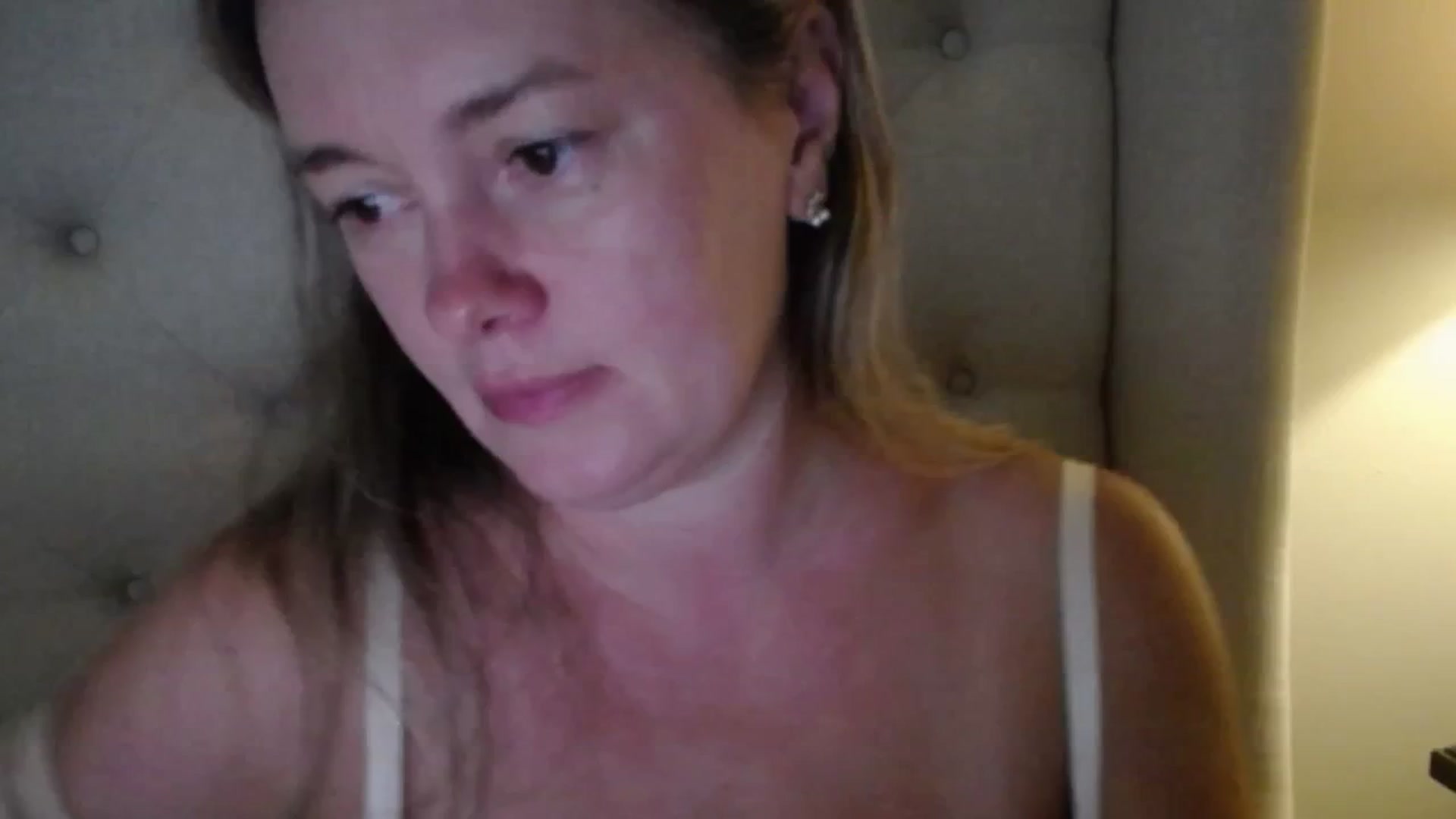 Gallery image thumbnail from J0llye's myfreecams stream on, 09/05/2025, 19:14 image 16 of 20