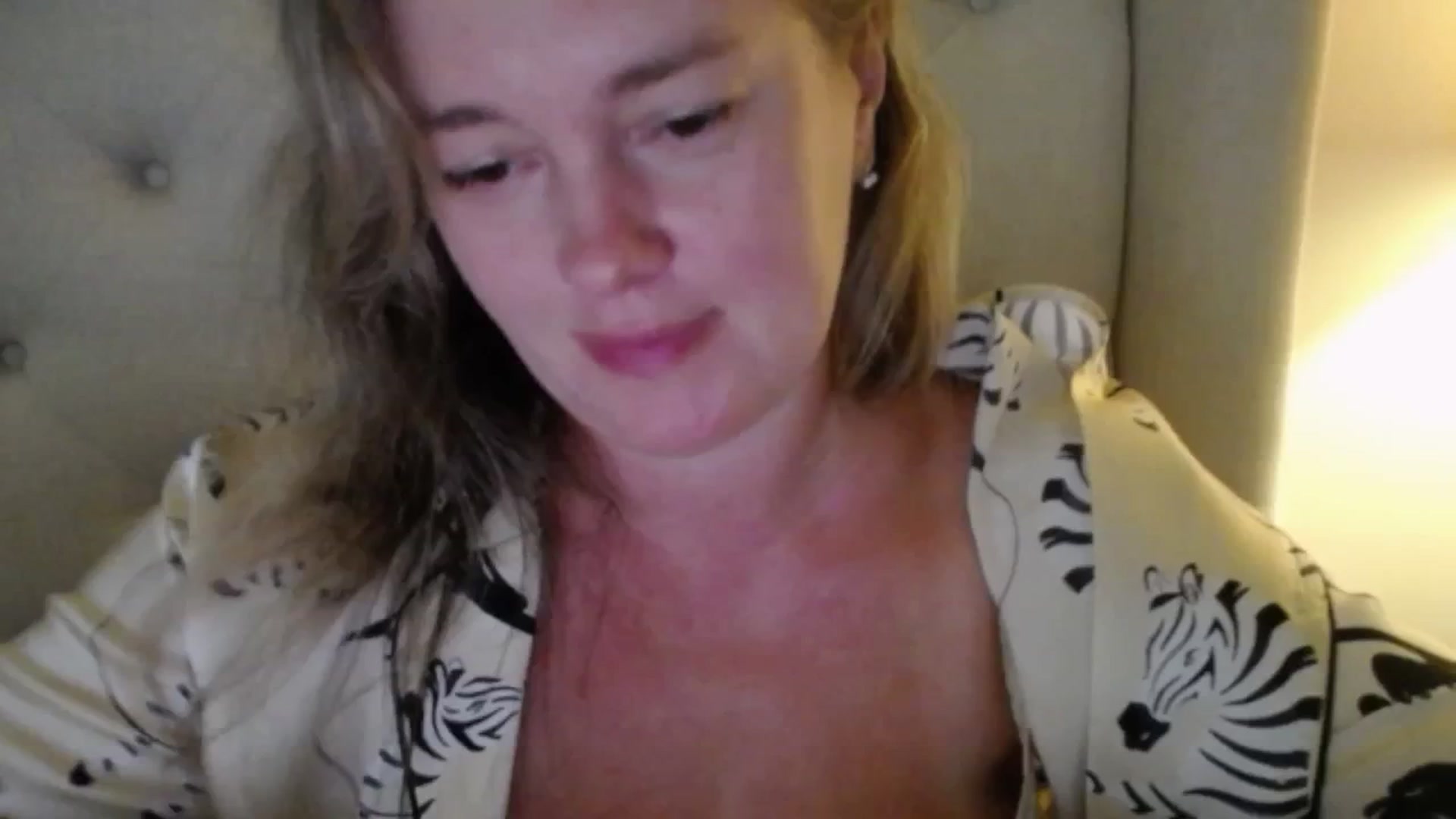 Gallery image thumbnail from J0llye's myfreecams stream on, 09/11/2025, 19:33 image 16 of 20