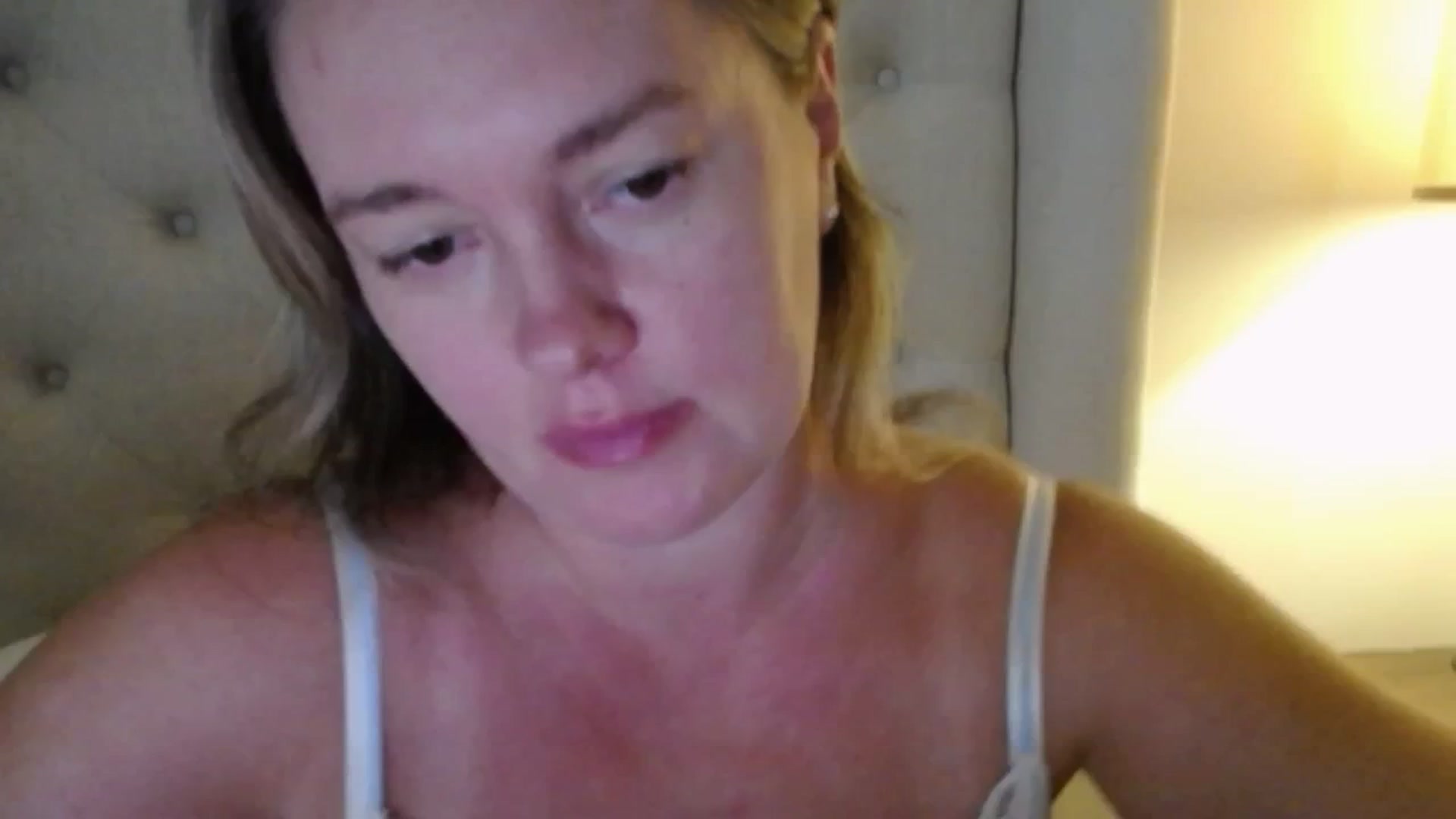 Gallery image thumbnail from J0llye's myfreecams stream on, 09/15/2025, 19:36 image 4 of 20