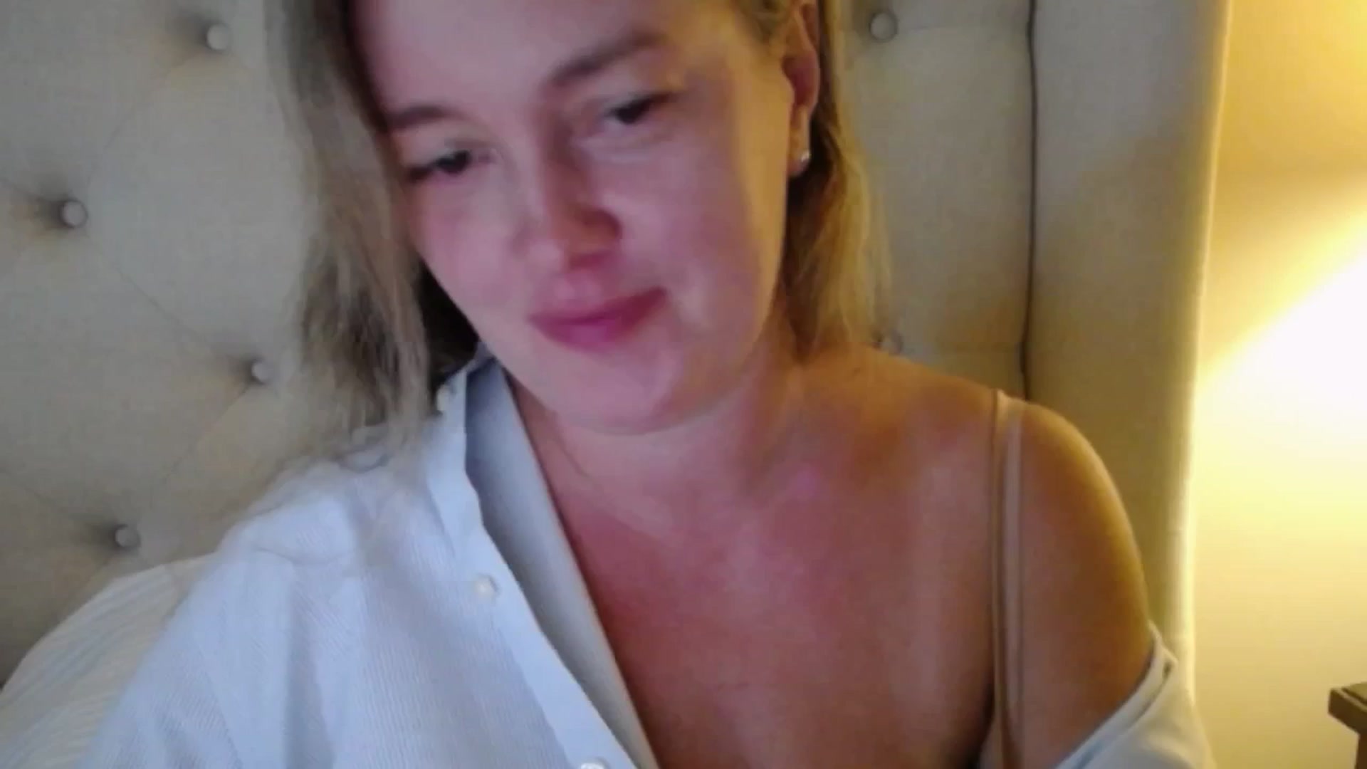 Gallery image thumbnail from J0llye's myfreecams stream on, 09/16/2025, 19:04 image 16 of 20