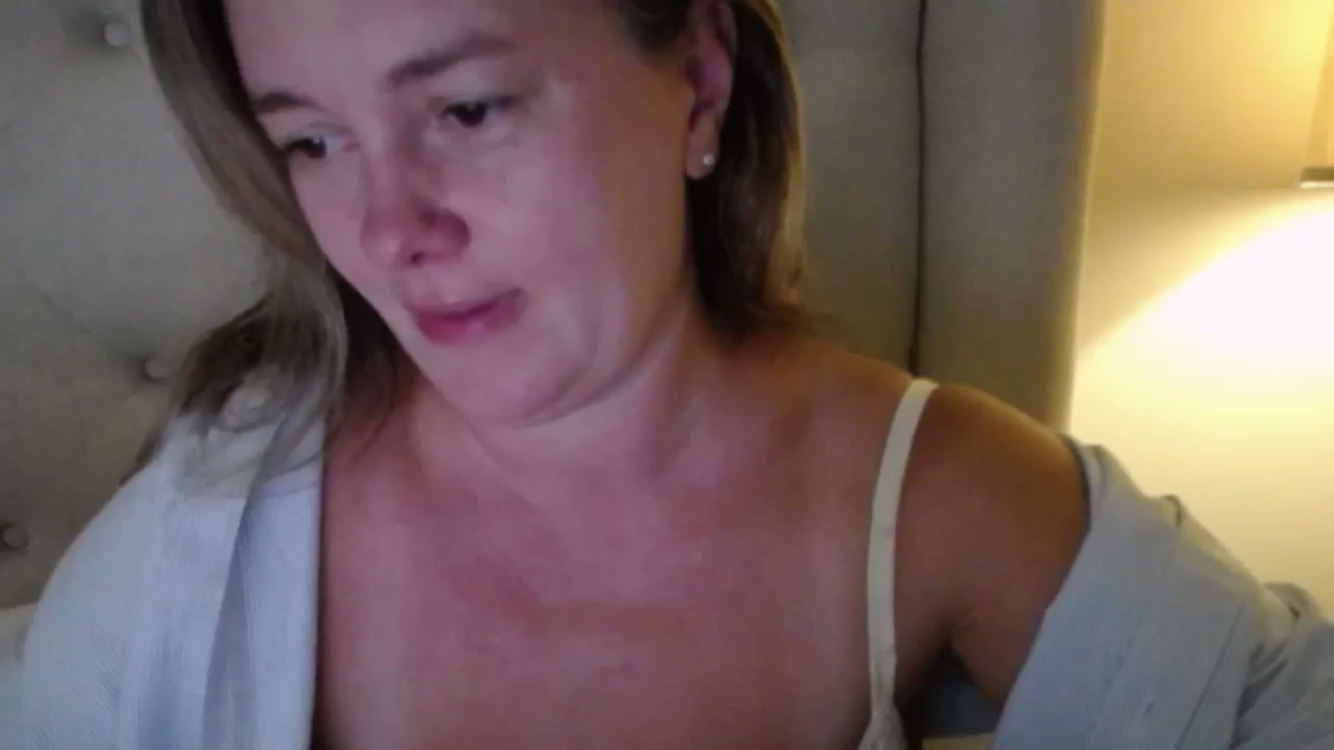 Gallery image thumbnail from J0llye's myfreecams stream on, 09/17/2025, 19:32 image 18 of 20
