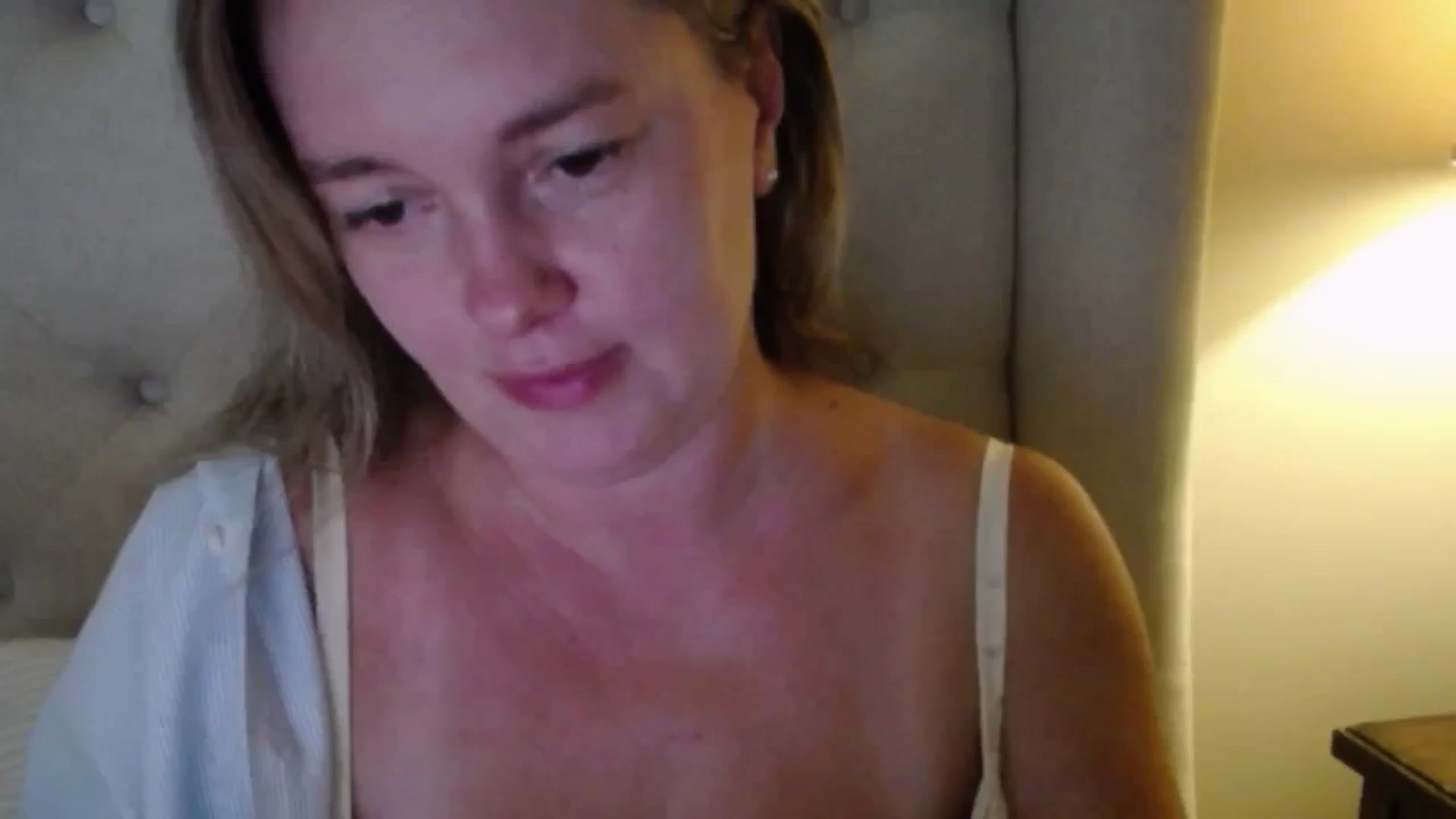 Gallery image thumbnail from J0llye's myfreecams stream on, 09/17/2025, 19:32 image 17 of 20