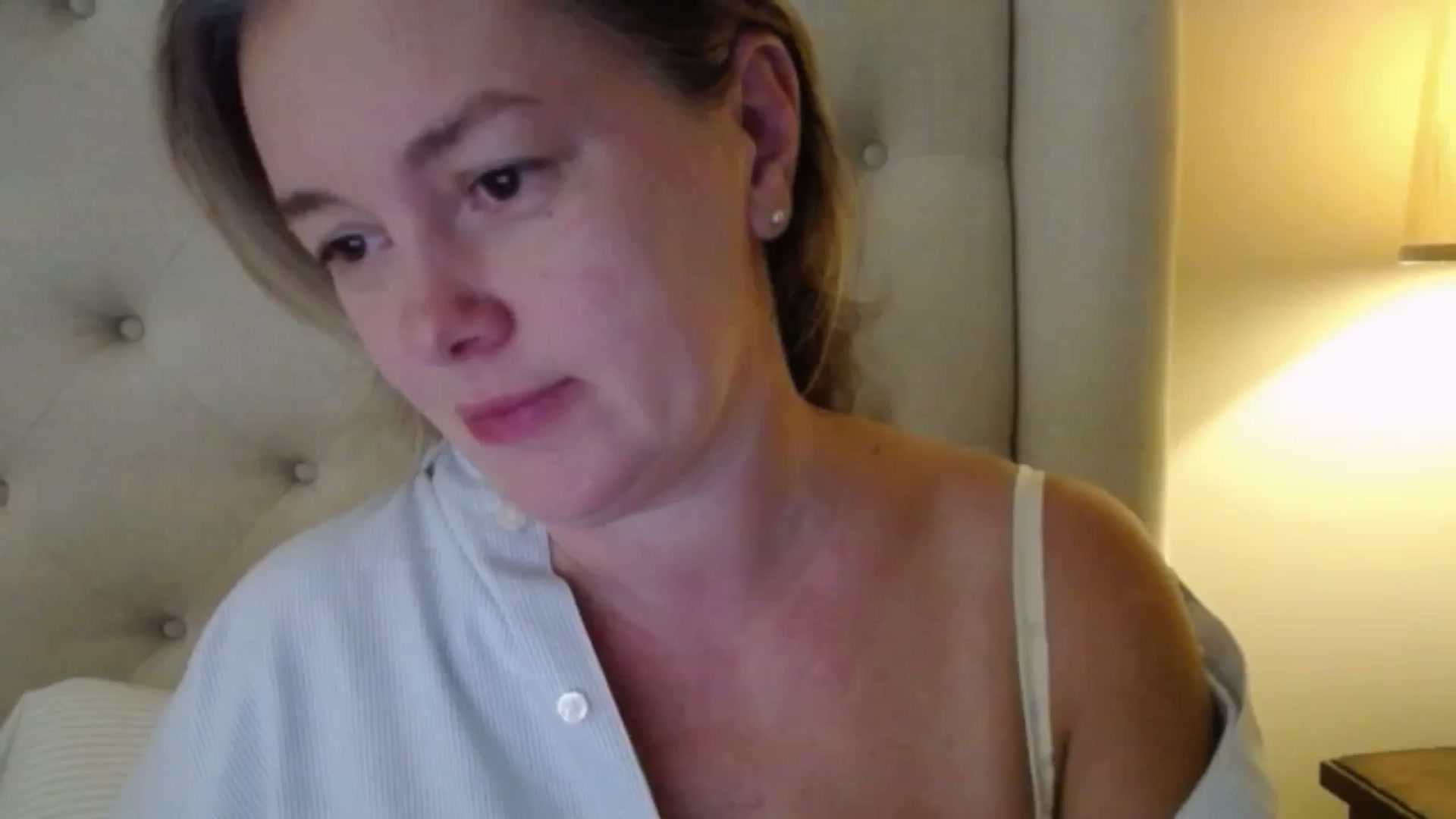 Gallery image thumbnail from J0llye's myfreecams stream on, 09/18/2025, 15:58 image 11 of 20