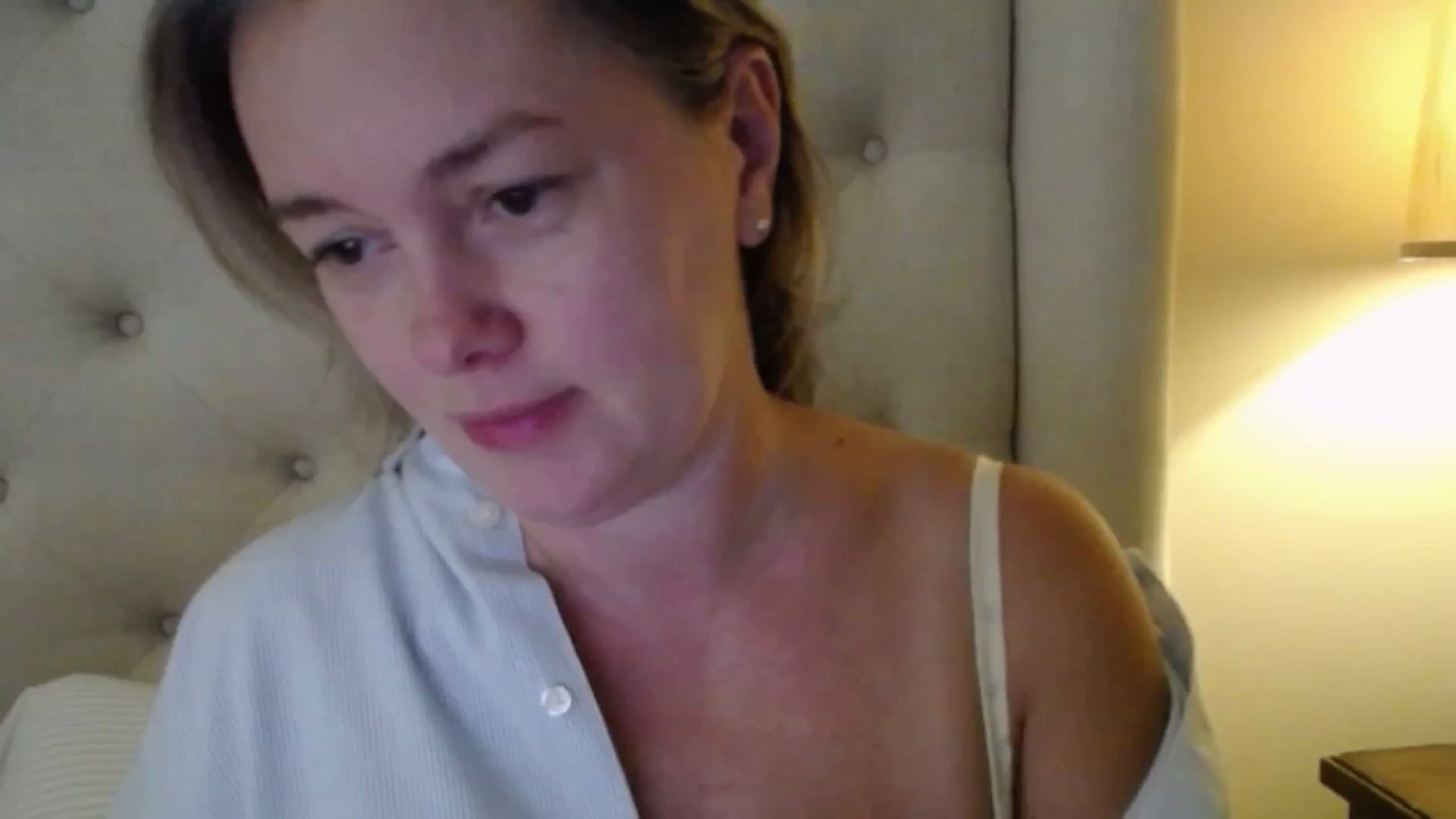 Gallery image thumbnail from J0llye's myfreecams stream on, 09/18/2025, 15:58 image 9 of 20