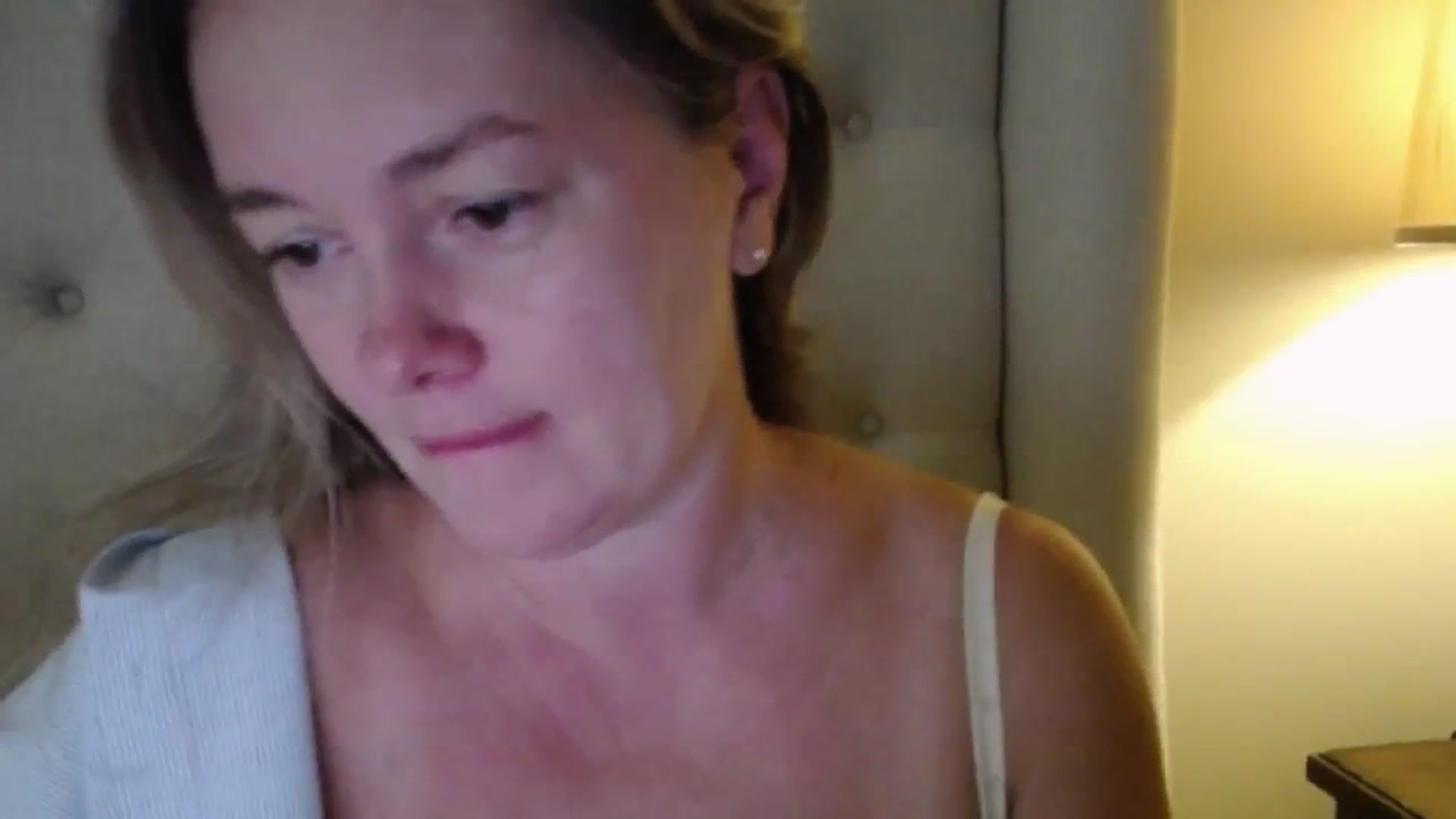 Gallery image thumbnail from J0llye's myfreecams stream on, 09/18/2025, 16:41 image 15 of 20