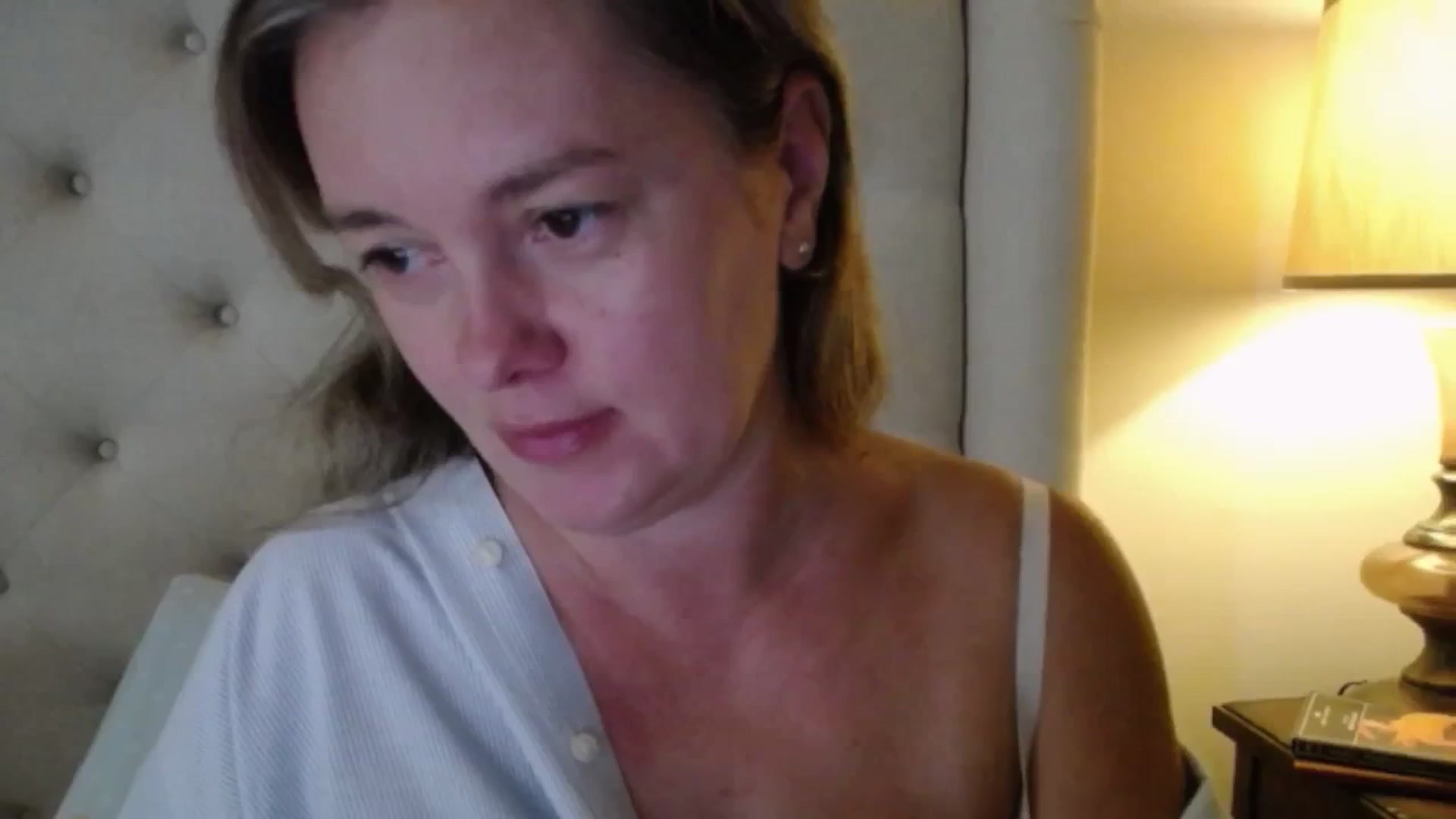 Gallery image thumbnail from J0llye's myfreecams stream on, 09/19/2025, 16:31 image 5 of 20