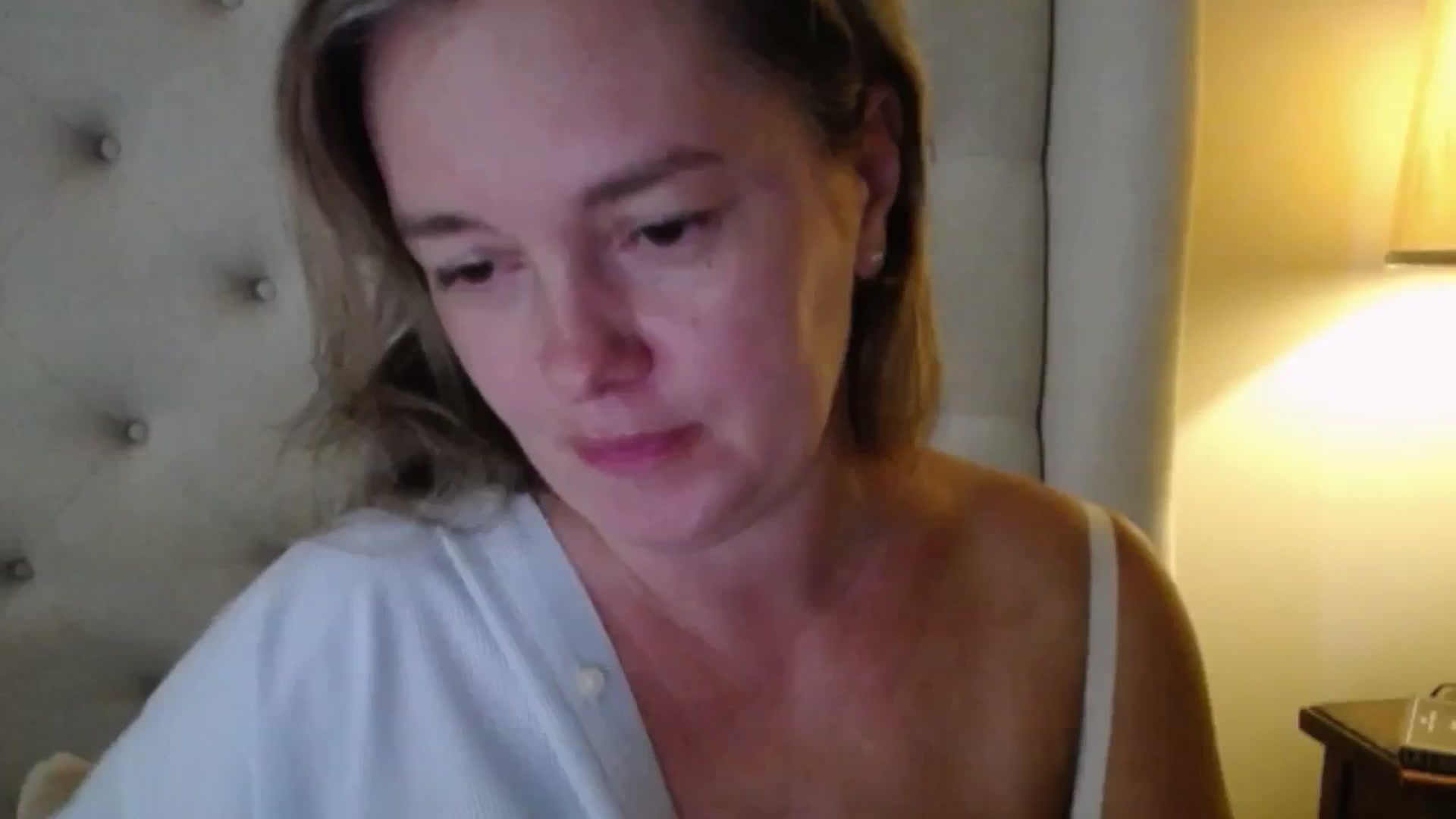 Gallery image thumbnail from J0llye's myfreecams stream on, 09/19/2025, 16:31 image 13 of 20