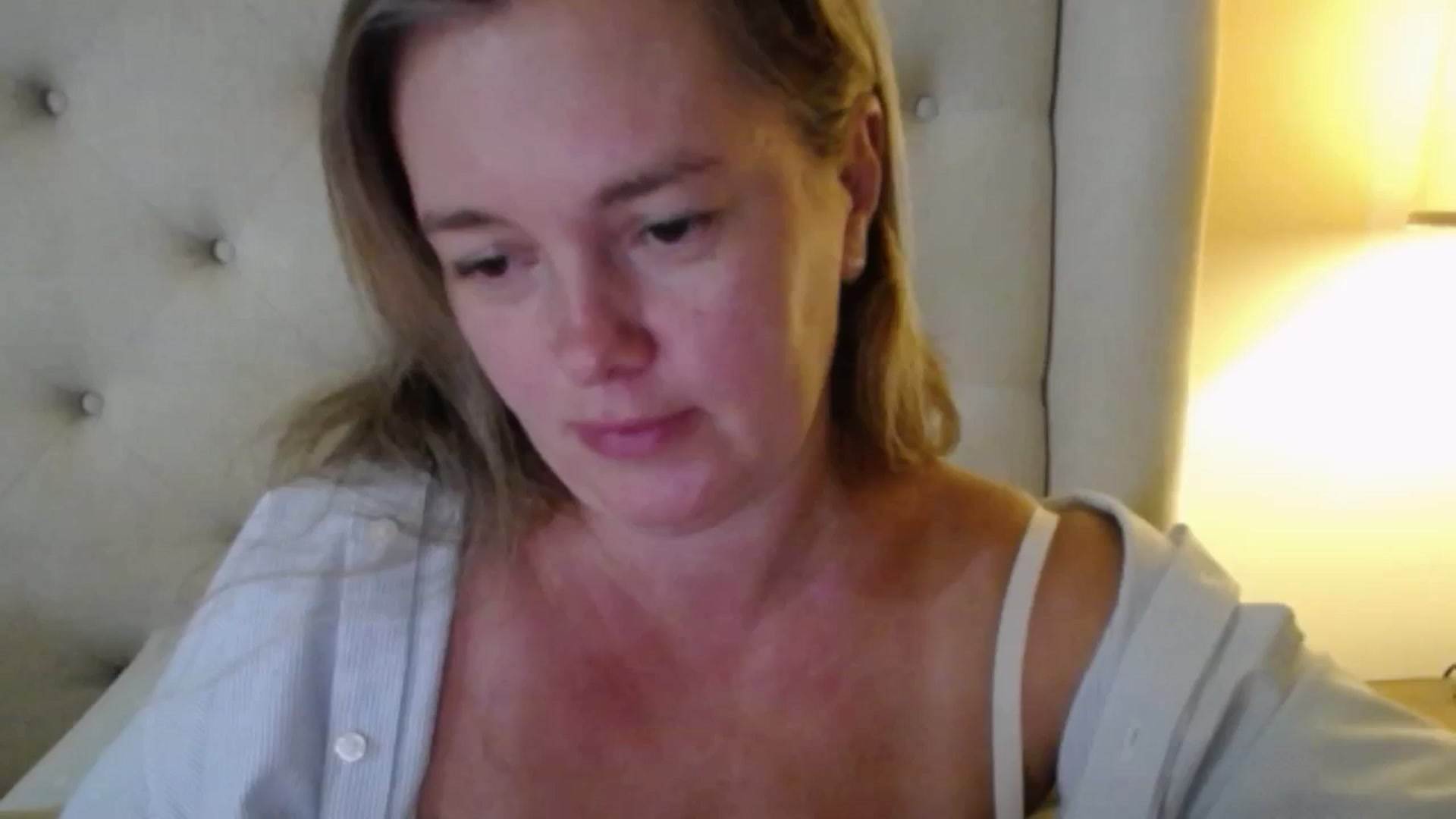 Gallery image thumbnail from J0llye's myfreecams stream on, 09/19/2025, 19:27 image 15 of 20