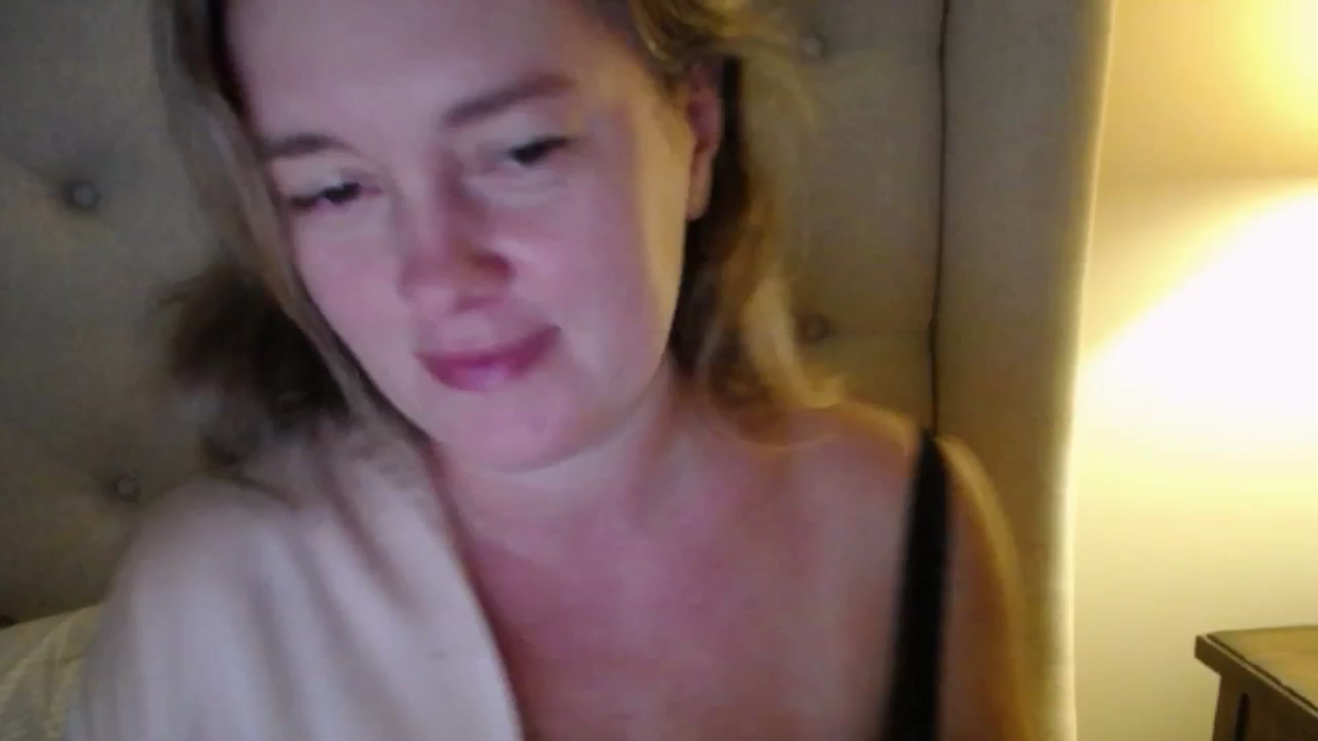 Gallery image thumbnail from J0llye's myfreecams stream on, 09/23/2025, 16:40 image 4 of 20