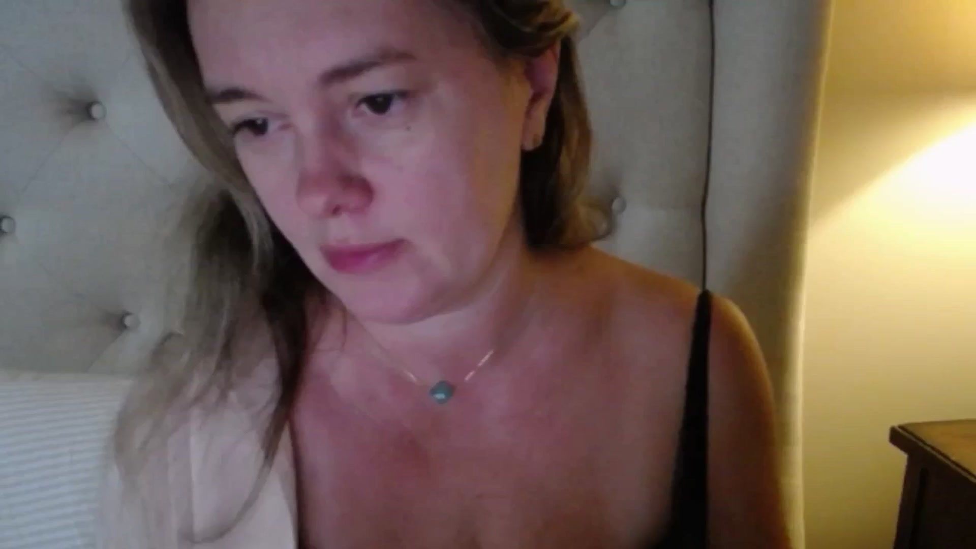 Gallery image thumbnail from J0llye's myfreecams stream on, 09/24/2025, 16:35 image 14 of 20