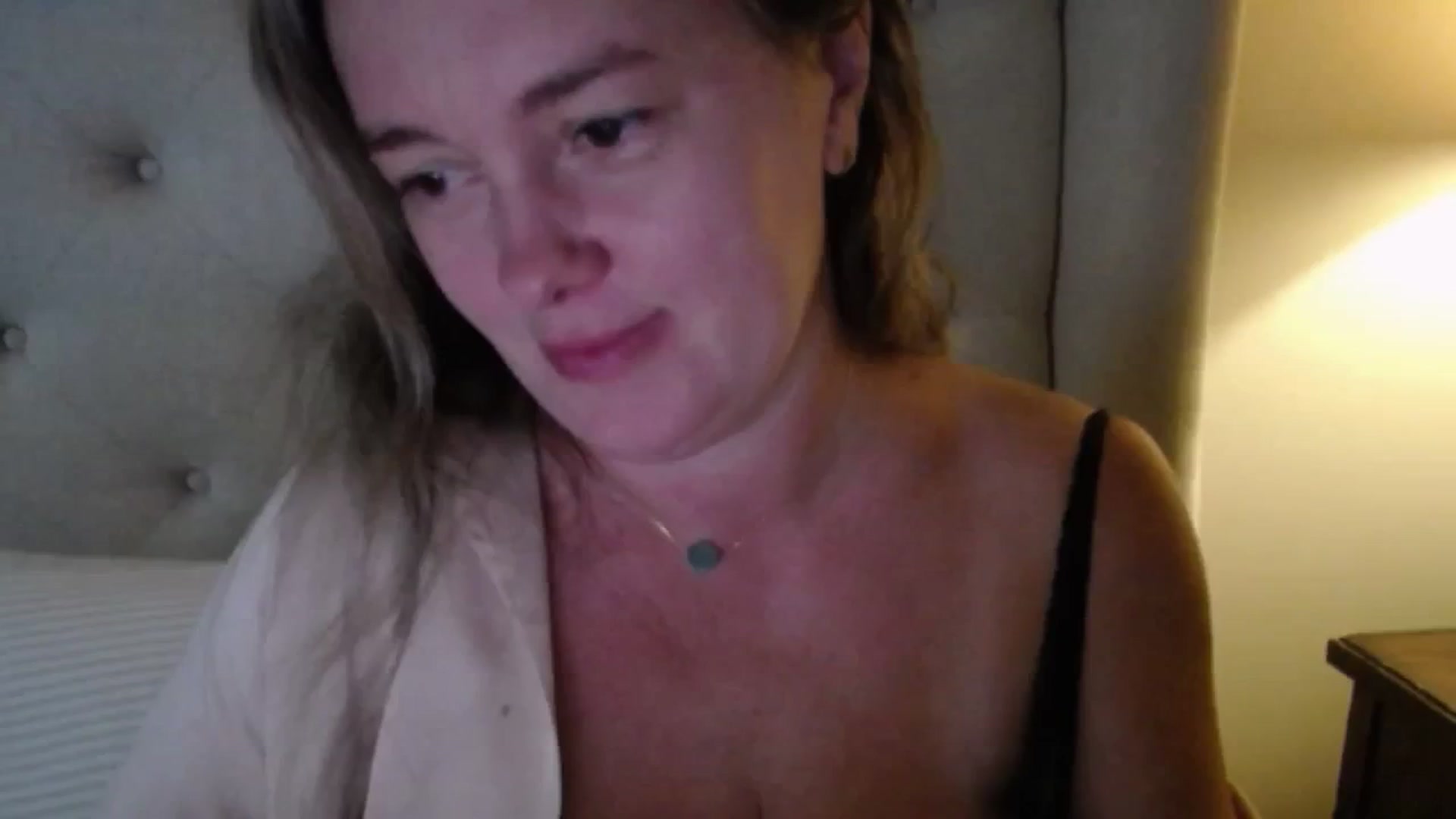 Gallery image thumbnail from J0llye's myfreecams stream on, 09/24/2025, 16:35 image 11 of 20