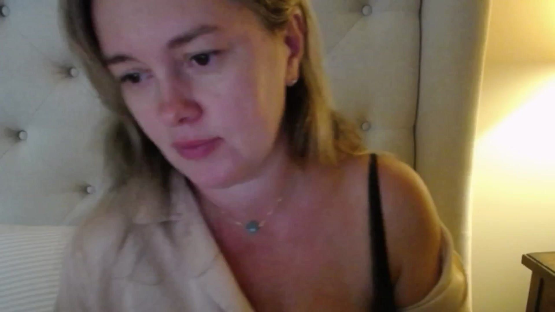 Gallery image thumbnail from J0llye's myfreecams stream on, 09/24/2025, 19:11 image 7 of 20