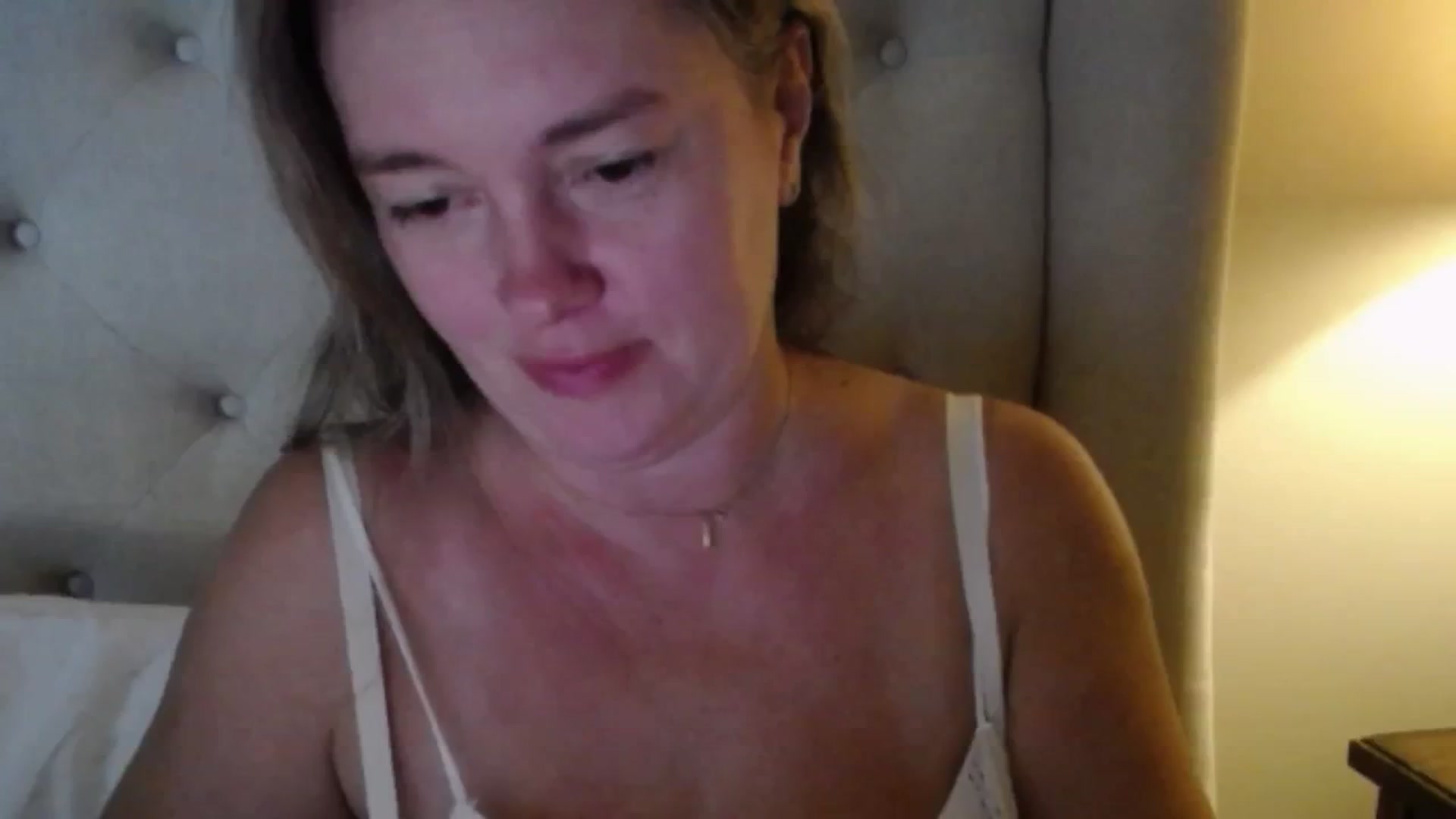 Gallery image thumbnail from J0llye's myfreecams stream on, 09/28/2025, 20:22 image 4 of 20
