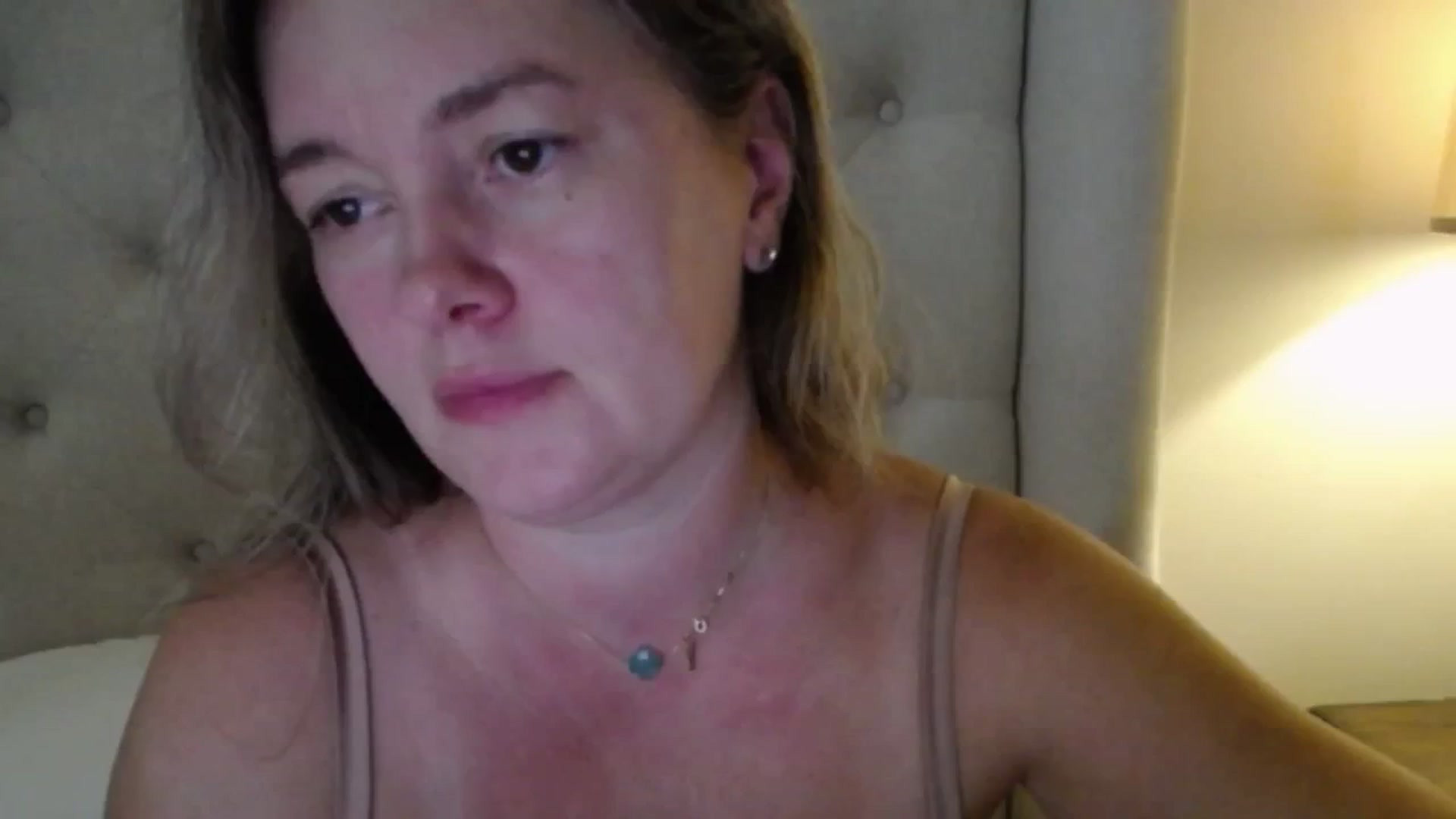 Gallery image thumbnail from J0llye's myfreecams stream on, 10/01/2025, 16:15 image 3 of 20