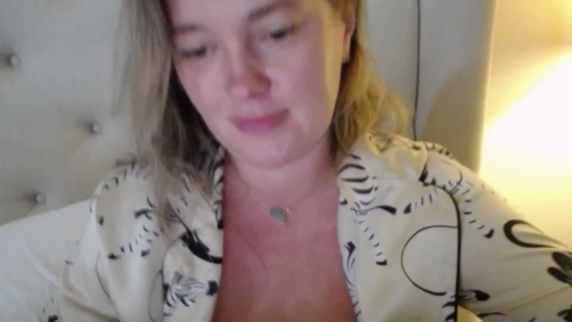 Gallery image thumbnail from J0llye's myfreecams stream on, 10/01/2025, 19:36 image 18 of 20