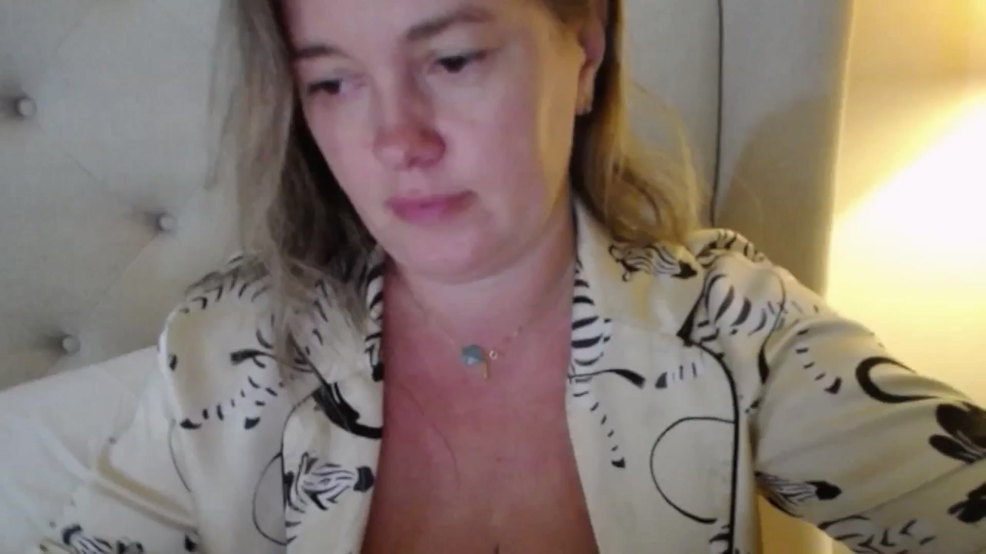 Gallery image thumbnail from J0llye's myfreecams stream on, 10/01/2025, 19:36 image 19 of 20