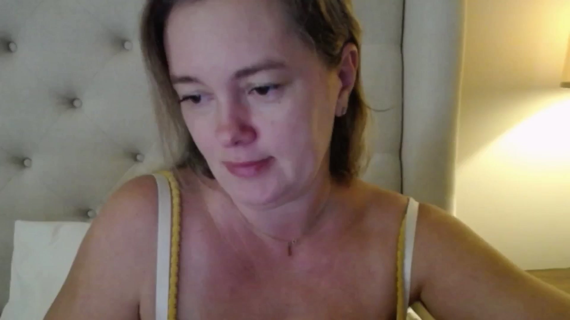 Gallery image thumbnail from J0llye's myfreecams stream on, 10/03/2025, 16:34 image 2 of 20