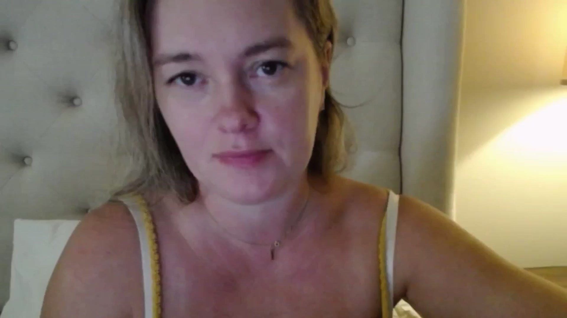 Gallery image thumbnail from J0llye's myfreecams stream on, 10/03/2025, 16:34 image 6 of 20