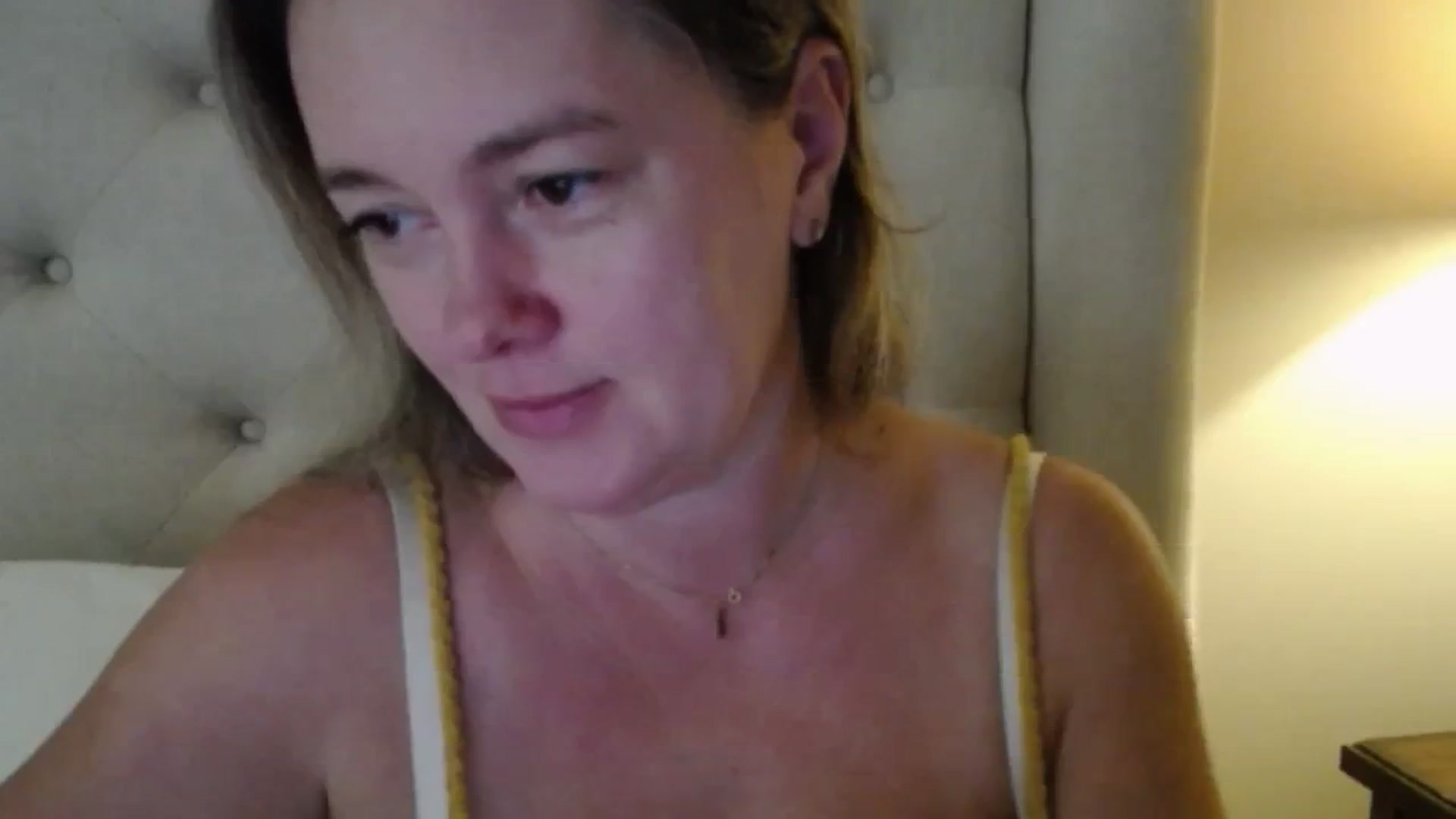Gallery image thumbnail from J0llye's myfreecams stream on, 10/03/2025, 16:34 image 10 of 20