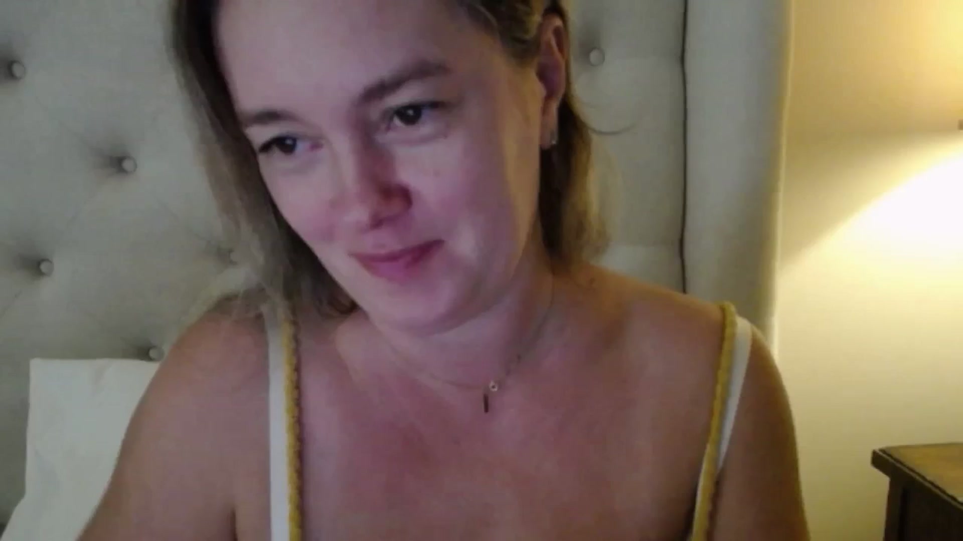 Gallery image thumbnail from J0llye's myfreecams stream on, 10/03/2025, 16:34 image 9 of 20