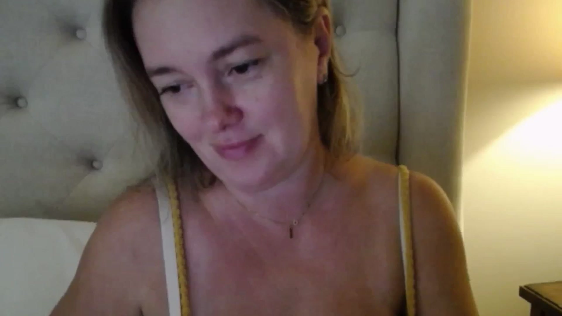 Gallery image thumbnail from J0llye's myfreecams stream on, 10/03/2025, 16:34 image 16 of 20