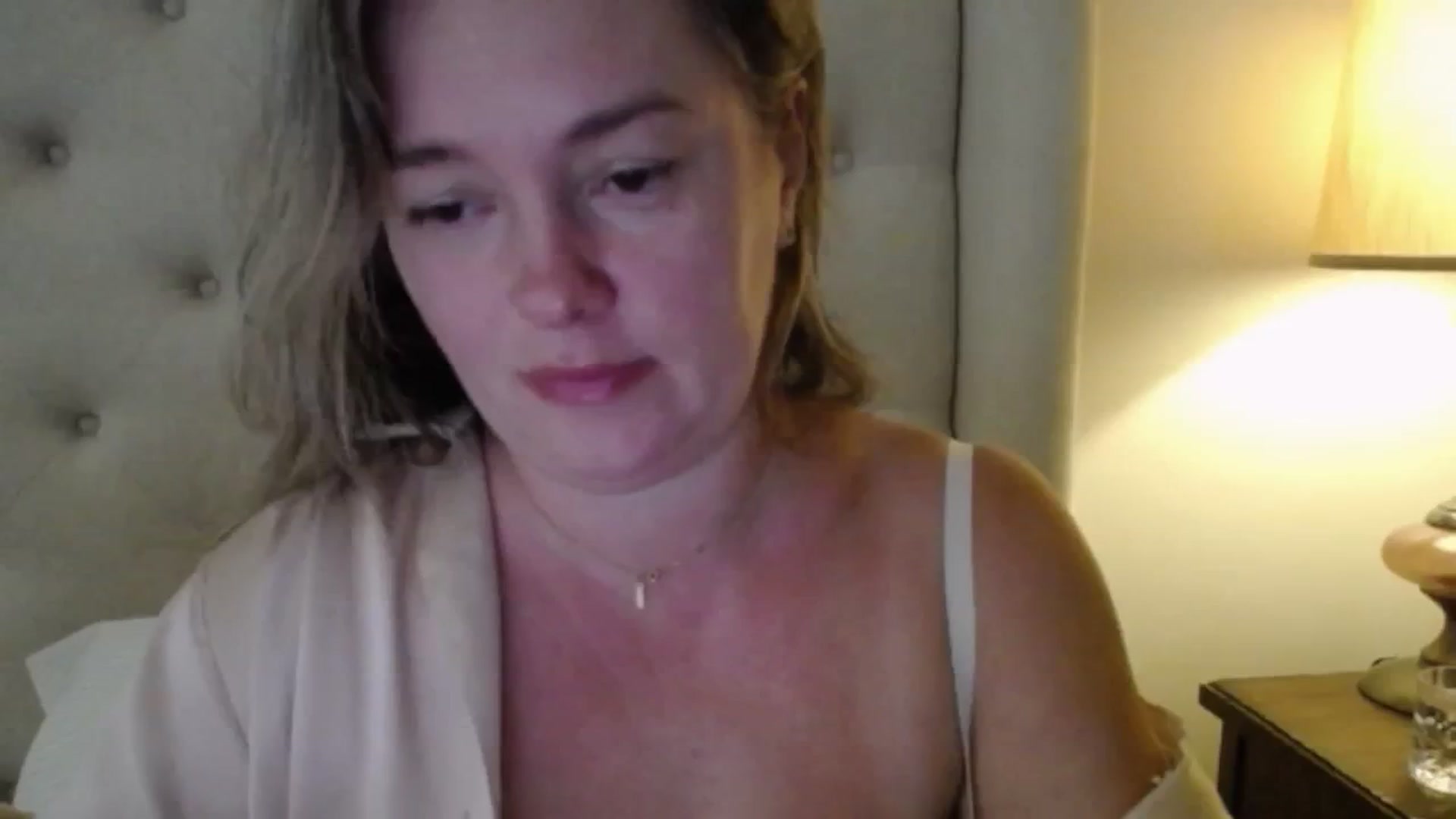 Gallery image thumbnail from J0llye's myfreecams stream on, 10/06/2025, 15:49 image 9 of 20