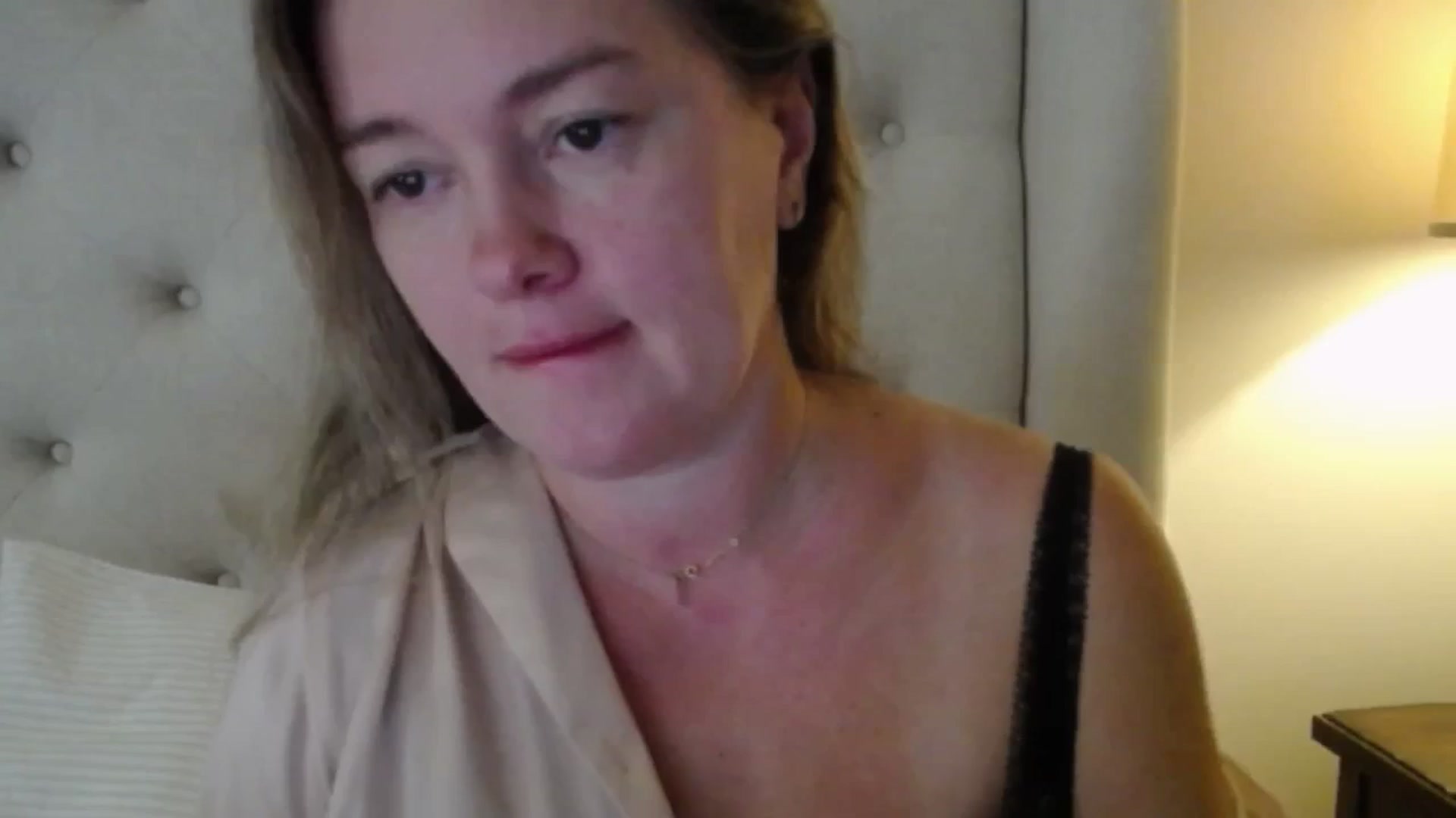 Gallery image thumbnail from J0llye's myfreecams stream on, 10/07/2025, 16:07 image 1 of 20