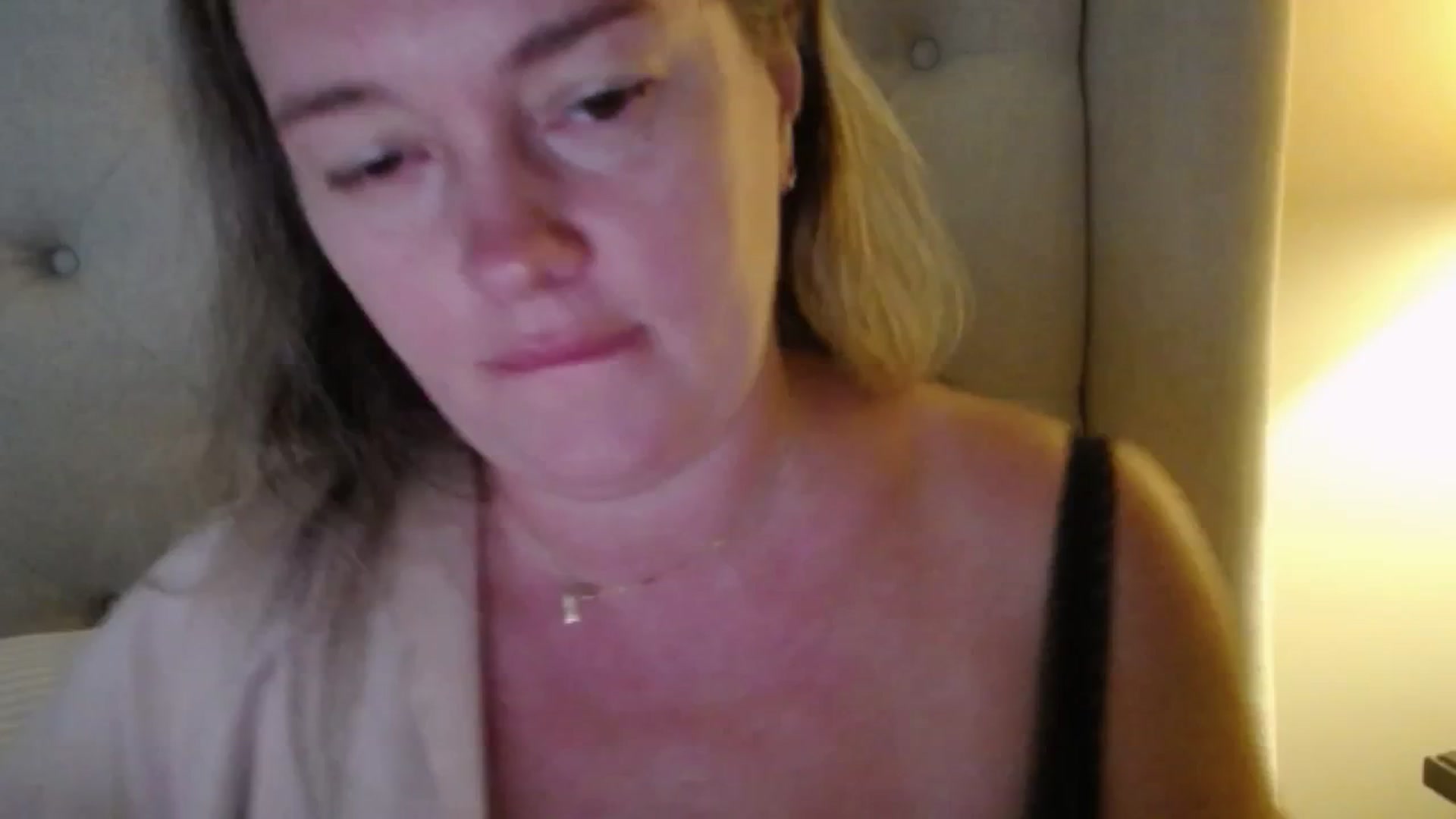 Gallery image thumbnail from J0llye's myfreecams stream on, 10/07/2025, 19:37 image 17 of 20