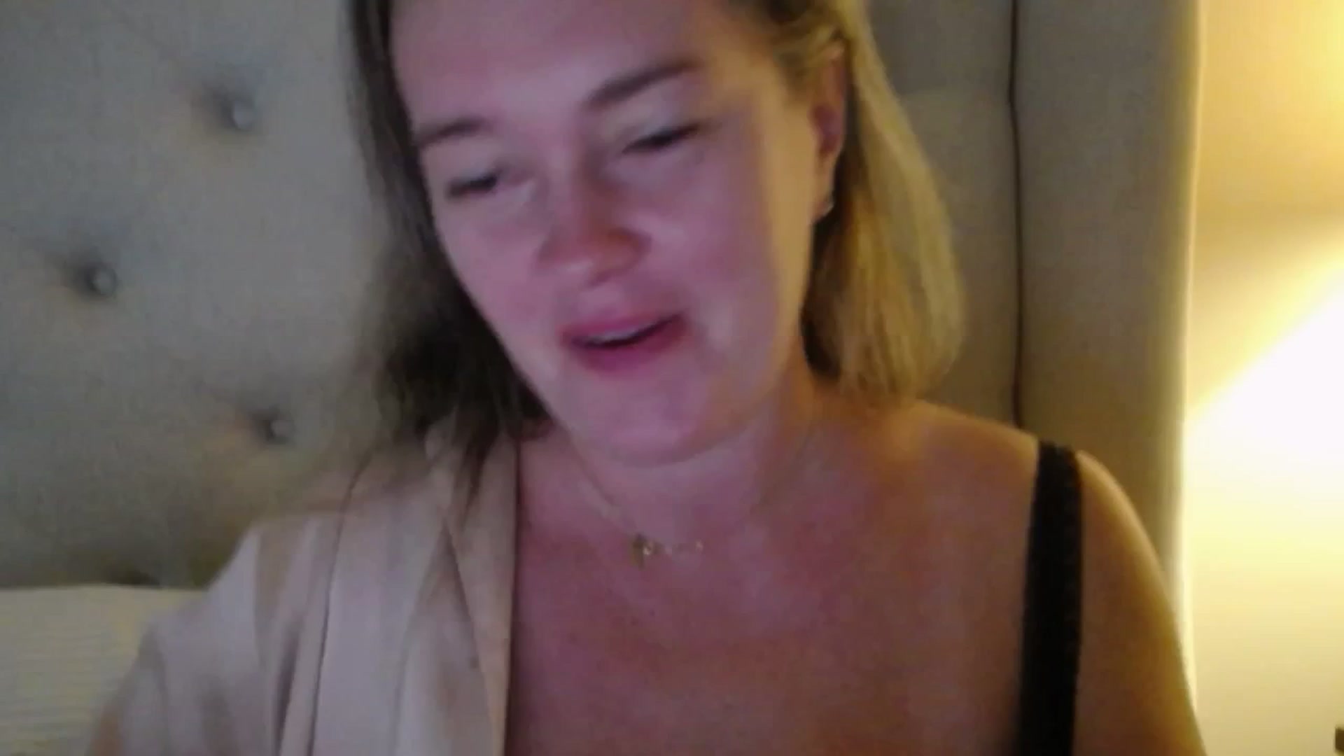 Gallery image thumbnail from J0llye's myfreecams stream on, 10/07/2025, 19:37 image 8 of 20
